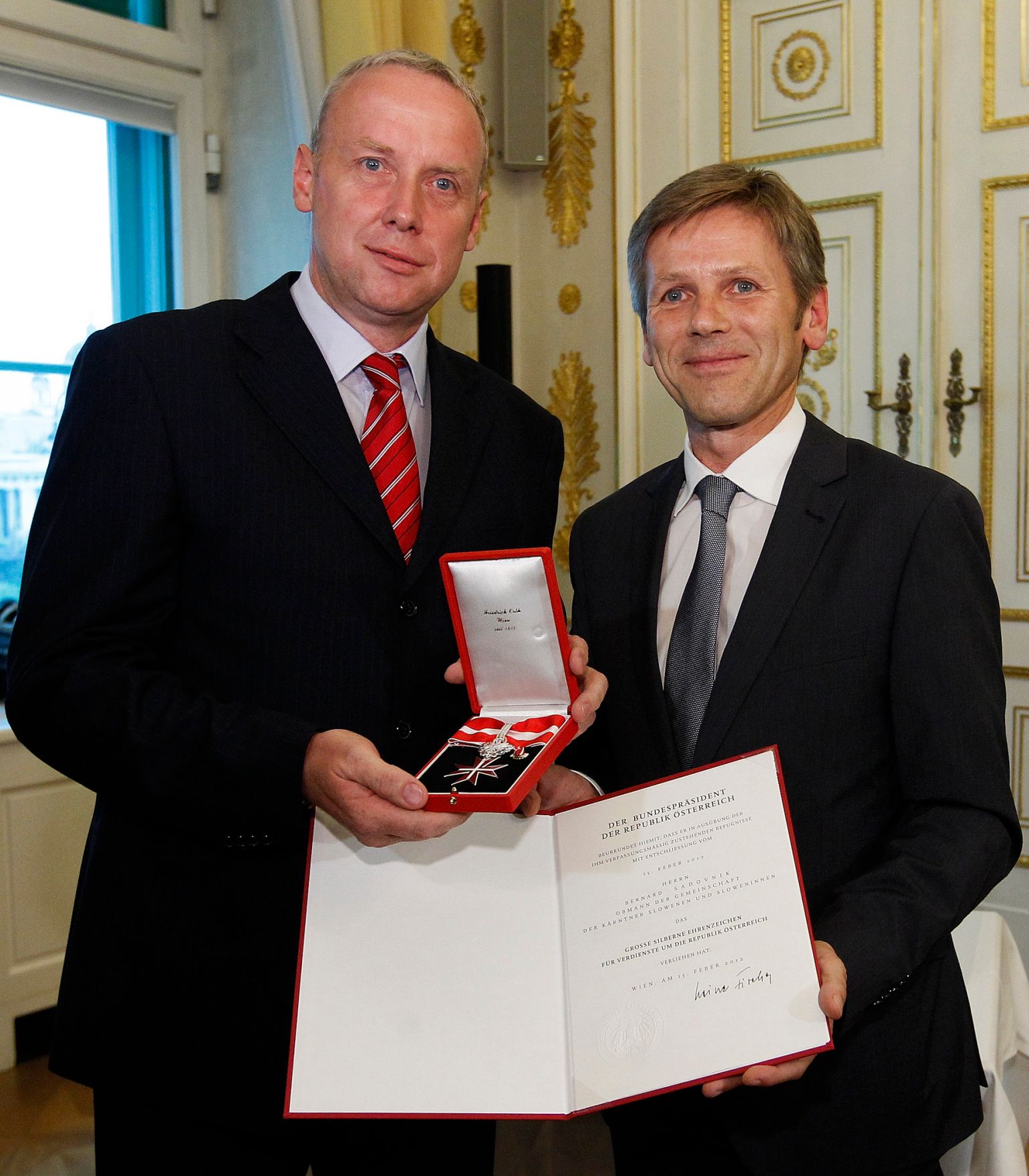Am 12. September 2012 &uuml;berreichte Staatssekret&auml;r Josef Ostermayer (r.) das Gro&szlig;e Silberne Ehrenzeichen f&uuml;r Verdienste um die Republik &Ouml;sterreich an Botschafter Valentin Inzko, Heinz Stritzl, Bernard Sadovnik (l.), Josef Feldner und Marjan Sturm f&uuml;r die Ortstafell&ouml;sung in K&auml;rnten.