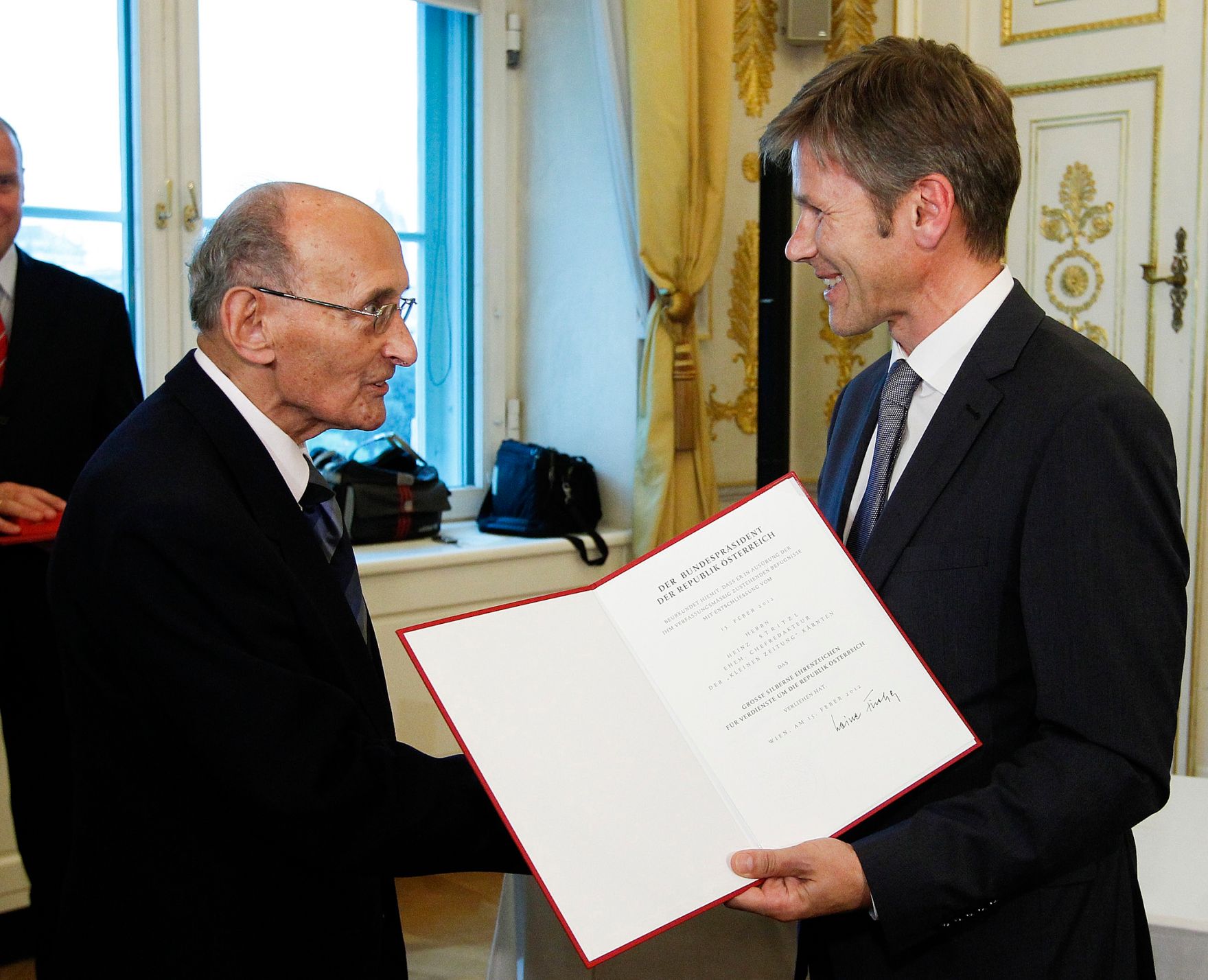 Am 12. September 2012 &uuml;berreichte Staatssekret&auml;r Josef Ostermayer (r.) das Gro&szlig;e Silberne Ehrenzeichen f&uuml;r Verdienste um die Republik &Ouml;sterreich an Botschafter Valentin Inzko, Heinz Stritzl (l.), Bernard Sadovnik, Josef Feldner und Marjan Sturm f&uuml;r die Ortstafell&ouml;sung in K&auml;rnten.