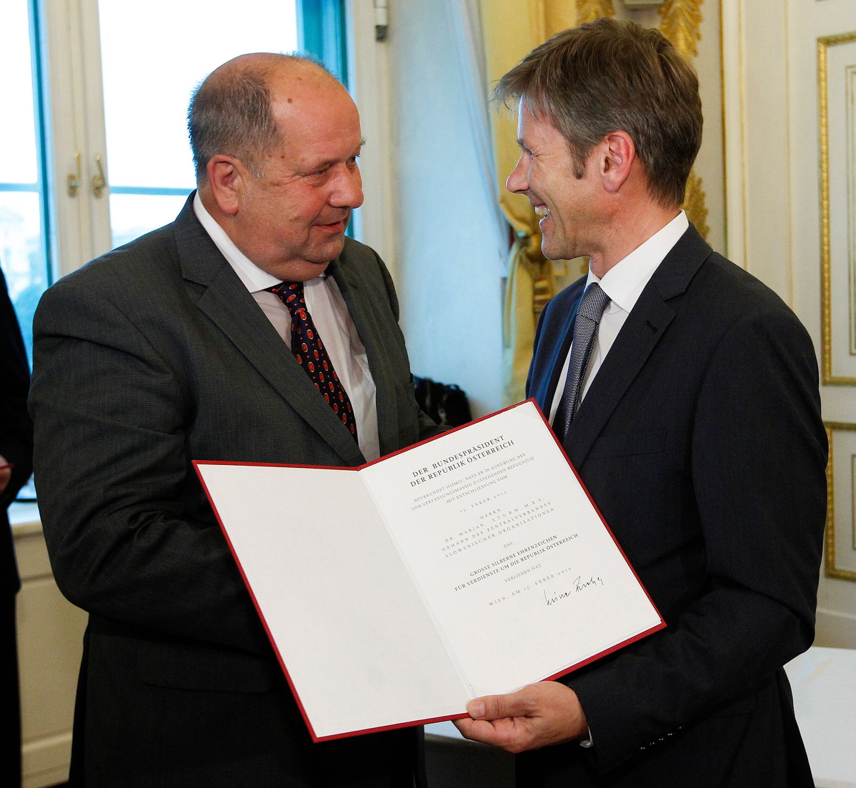 Am 12. September 2012 &uuml;berreichte Staatssekret&auml;r Josef Ostermayer (r.) das Gro&szlig;e Silberne Ehrenzeichen f&uuml;r Verdienste um die Republik &Ouml;sterreich an Botschafter Valentin Inzko, Heinz Stritzl, Bernard Sadovnik, Josef Feldner und Marjan Sturm (l.) f&uuml;r die Ortstafell&ouml;sung in K&auml;rnten.
