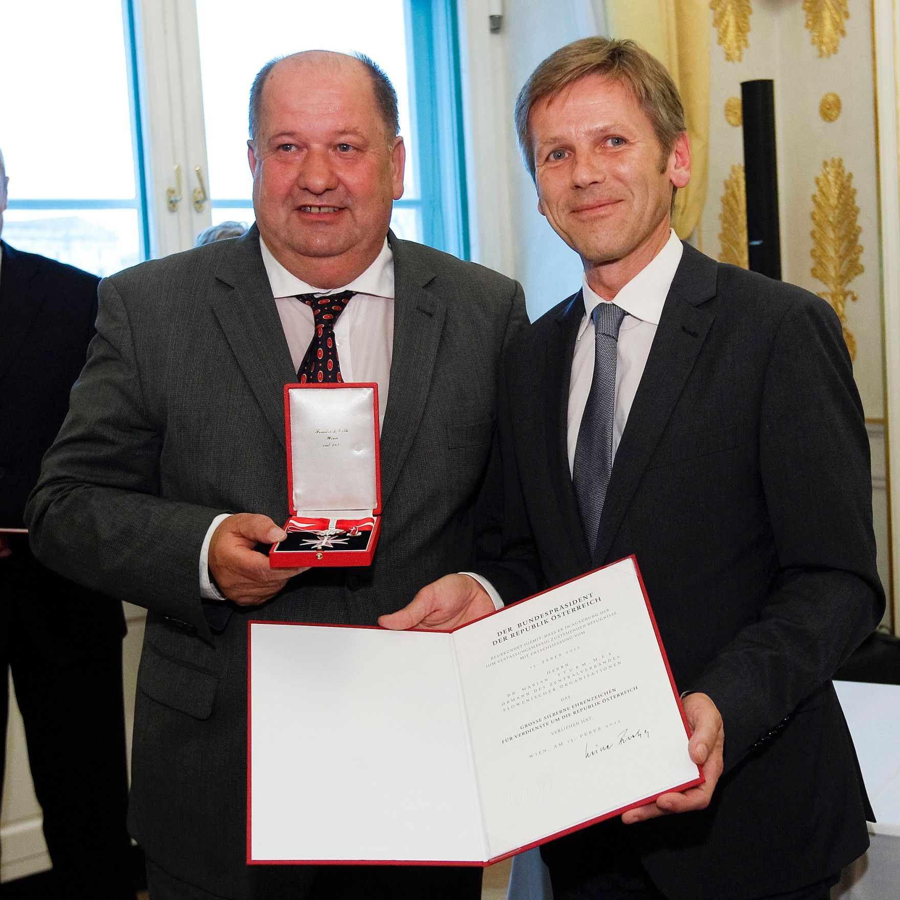 Am 12. September 2012 &uuml;berreichte Staatssekret&auml;r Josef Ostermayer (r.) das Gro&szlig;e Silberne Ehrenzeichen f&uuml;r Verdienste um die Republik &Ouml;sterreich an Botschafter Valentin Inzko, Heinz Stritzl, Bernard Sadovnik, Josef Feldner und Marjan Sturm (l.) f&uuml;r die Ortstafell&ouml;sung in K&auml;rnten.