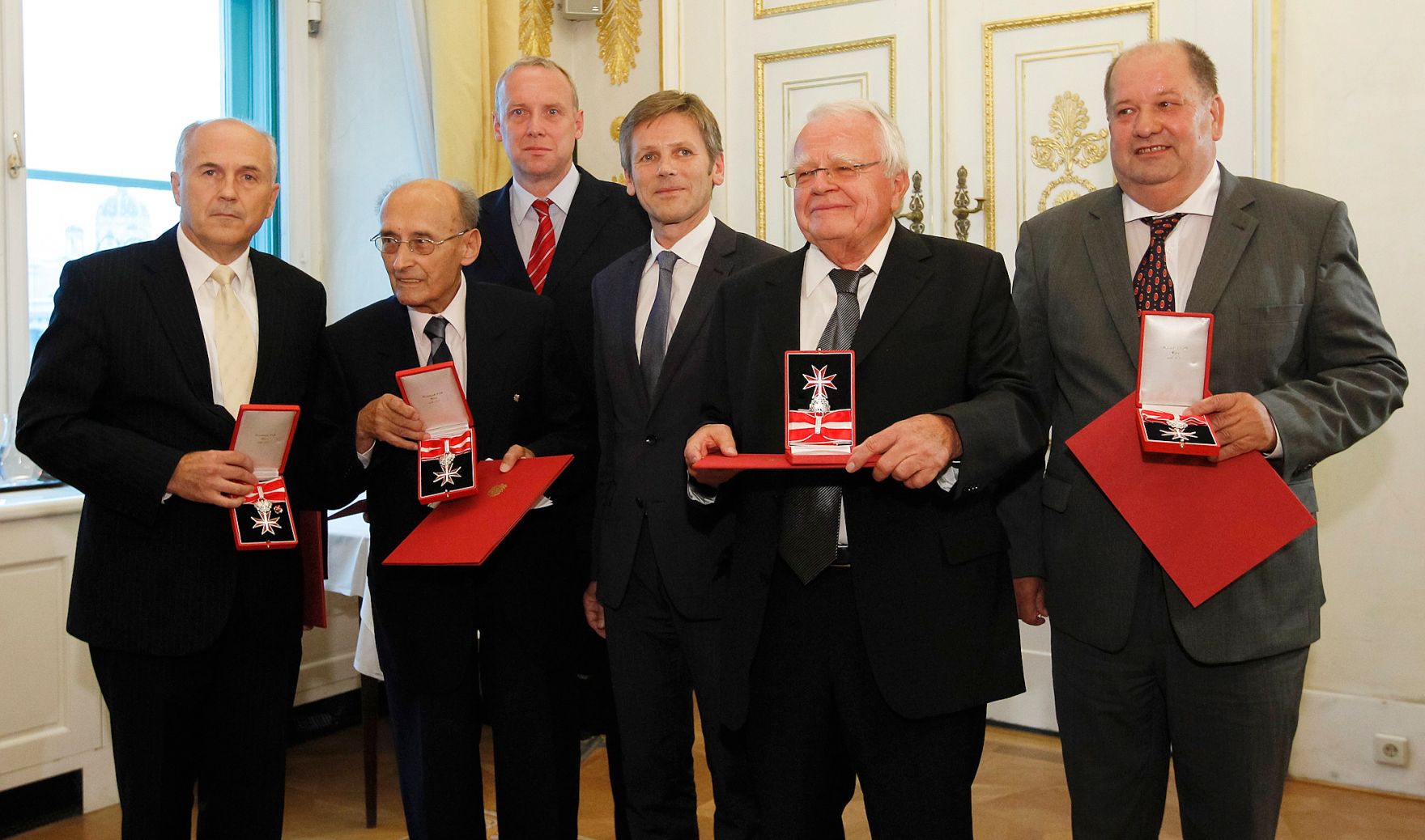 Am 12. September 2012 &uuml;berreichte der Staatssekret&auml;r das Gro&szlig;e Silberne Ehrenzeichen f&uuml;r Verdienste um die Republik &Ouml;sterreich an (v.l.n.r.) Botschafter Valentin Inzko, Heinz Stritzl, Bernard Sadovnik, Josef Ostermayer, Josef Feldner und Marjan Sturm f&uuml;r die Ortstafell&ouml;sung in K&auml;rnten.