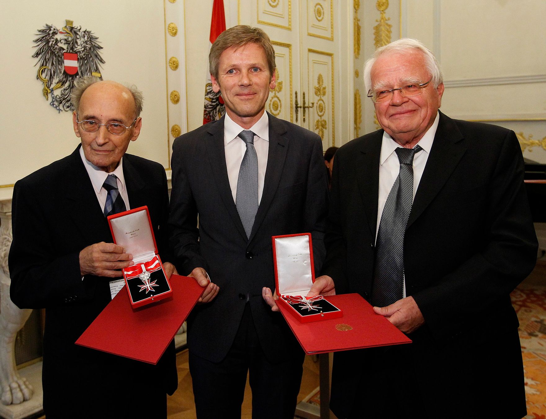 Am 12. September 2012 &uuml;berreichte Staatssekret&auml;r Josef Ostermayer (m.) das Gro&szlig;e Silberne Ehrenzeichen f&uuml;r Verdienste um die Republik &Ouml;sterreich an Botschafter Valentin Inzko (l.), Heinz Stritzl, Bernard Sadovnik, Josef Feldner (r.) und Marjan Sturm f&uuml;r die Ortstafell&ouml;sung in K&auml;rnten.