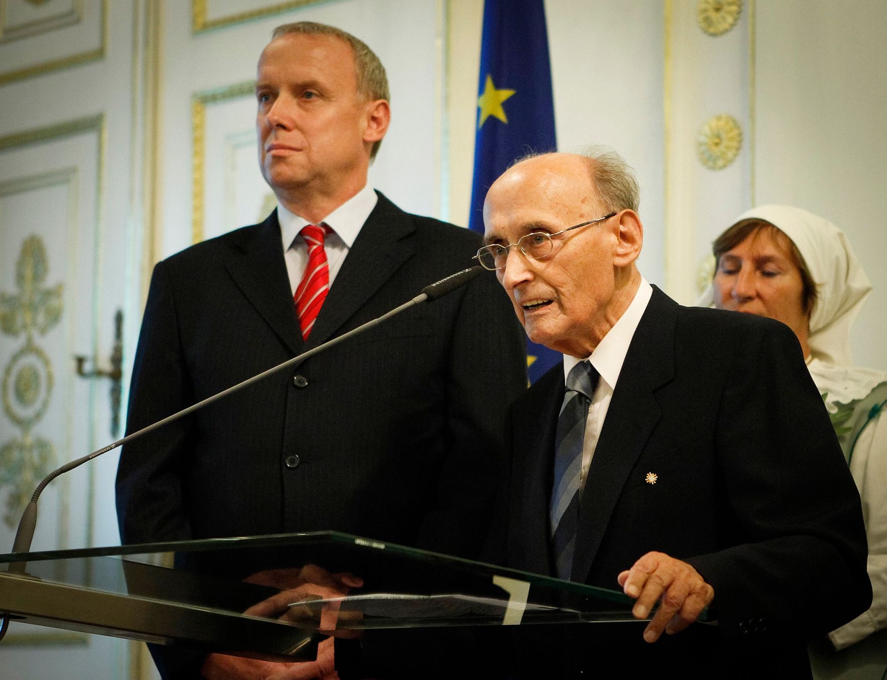 Am 12. September 2012 &uuml;berreichte Staatssekret&auml;r Josef Ostermayer das Gro&szlig;e Silberne Ehrenzeichen f&uuml;r Verdienste um die Republik &Ouml;sterreich an Botschafter Valentin Inzko (r.), Heinz Stritzl, Bernard Sadovnik (l.), Josef Feldner und Marjan Sturm f&uuml;r die Ortstafell&ouml;sung in K&auml;rnten. 