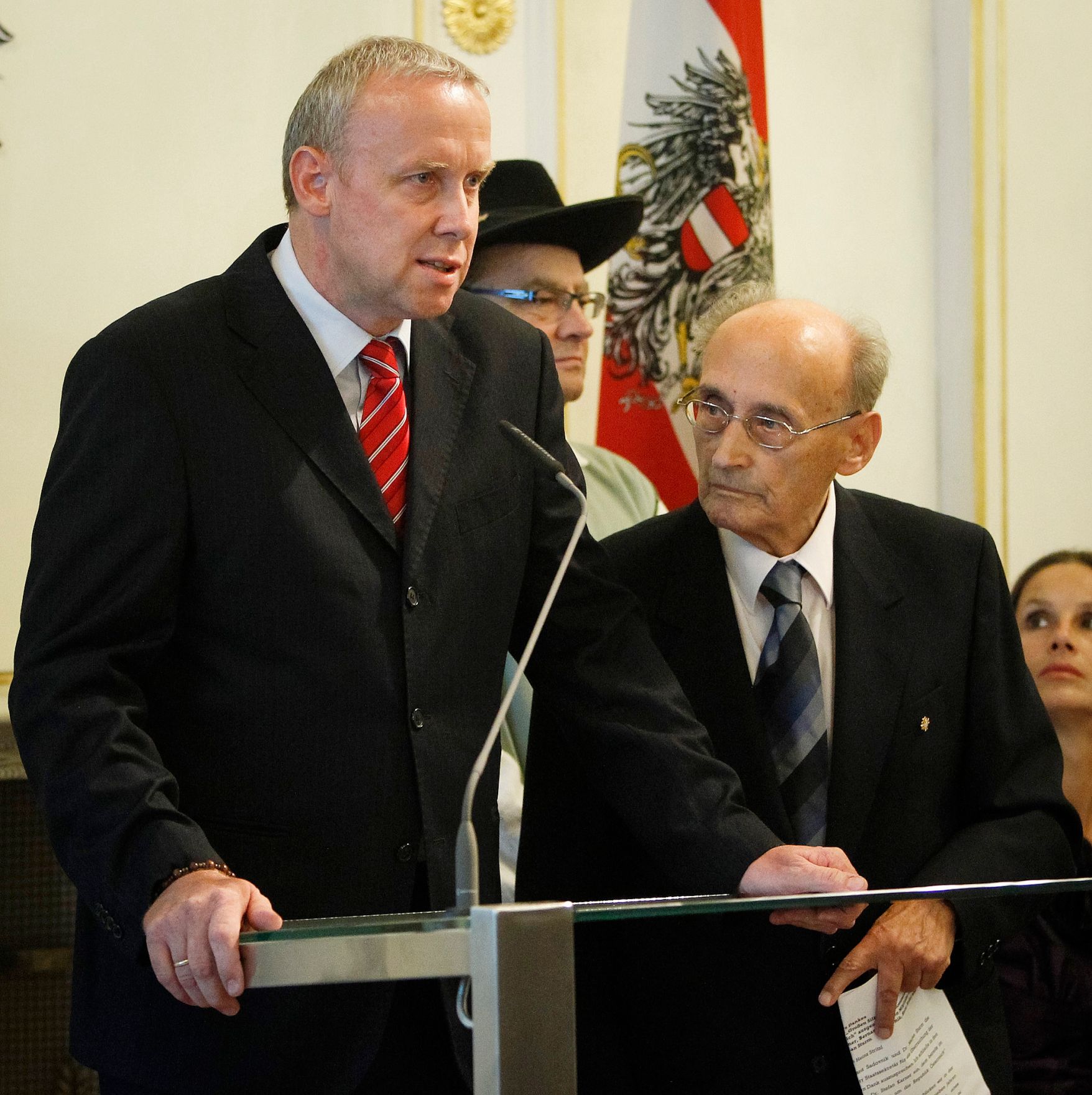 Am 12. September 2012 &uuml;berreichte Staatssekret&auml;r Josef Ostermayer das Gro&szlig;e Silberne Ehrenzeichen f&uuml;r Verdienste um die Republik &Ouml;sterreich an Botschafter Valentin Inzko (r.), Heinz Stritzl, Bernard Sadovnik (l.), Josef Feldner und Marjan Sturm f&uuml;r die Ortstafell&ouml;sung in K&auml;rnten. 