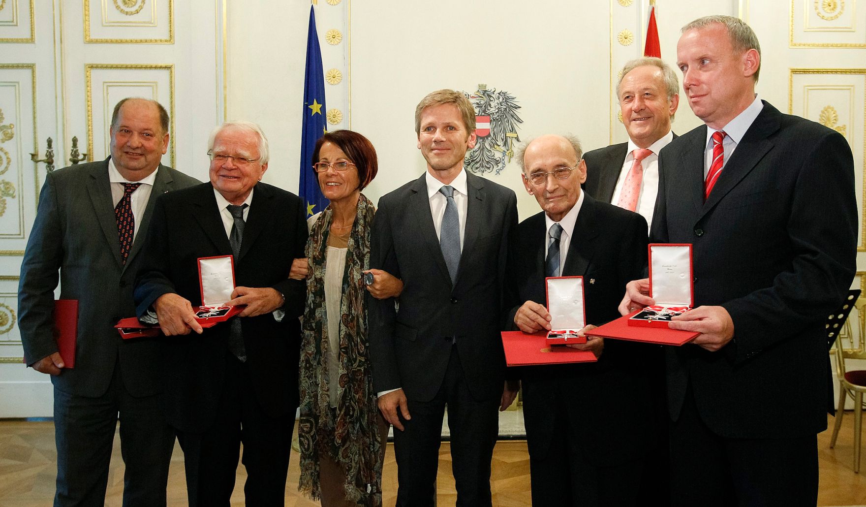 Am 12. September 2012 &uuml;berreichte Staatssekret&auml;r Josef Ostermayer das Gro&szlig;e Silberne Ehrenzeichen f&uuml;r Verdienste um die Republik &Ouml;sterreich an Botschafter Valentin Inzko, Heinz Stritzl, Bernard Sadovnik, Josef Feldner und Marjan Sturm f&uuml;r die Ortstafell&ouml;sung in K&auml;rnten.