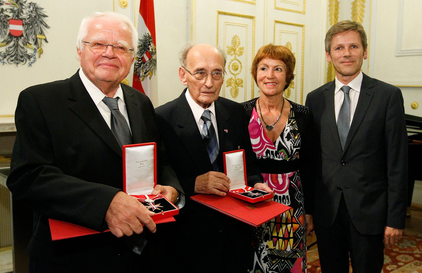 Am 12. September 2012 &uuml;berreichte Staatssekret&auml;r Josef Ostermayer das Gro&szlig;e Silberne Ehrenzeichen f&uuml;r Verdienste um die Republik &Ouml;sterreich an Botschafter Valentin Inzko, Heinz Stritzl, Bernard Sadovnik, Josef Feldner und Marjan Sturm f&uuml;r die Ortstafell&ouml;sung in K&auml;rnten.