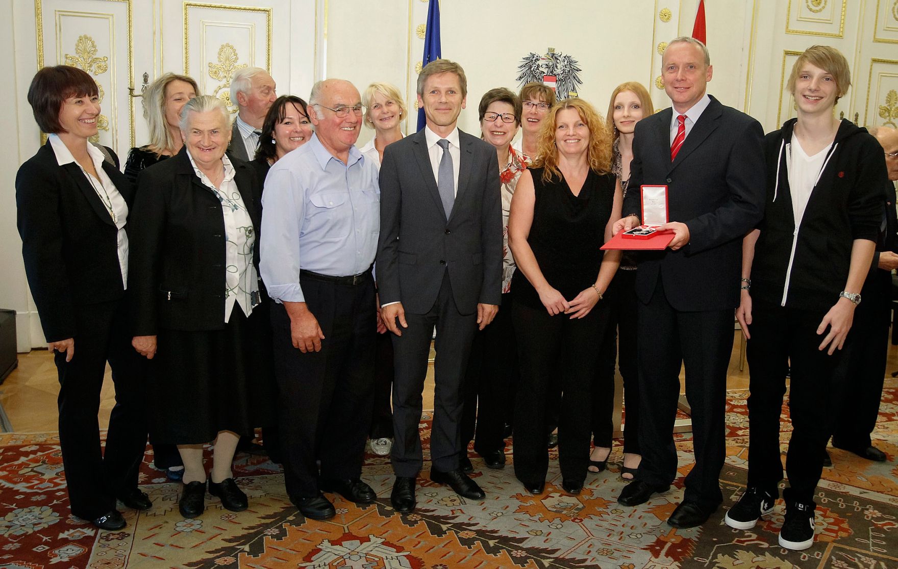 Am 12. September 2012 &uuml;berreichte Staatssekret&auml;r Josef Ostermayer das Gro&szlig;e Silberne Ehrenzeichen f&uuml;r Verdienste um die Republik &Ouml;sterreich an Botschafter Valentin Inzko, Heinz Stritzl, Bernard Sadovnik, Josef Feldner und Marjan Sturm f&uuml;r die Ortstafell&ouml;sung in K&auml;rnten.