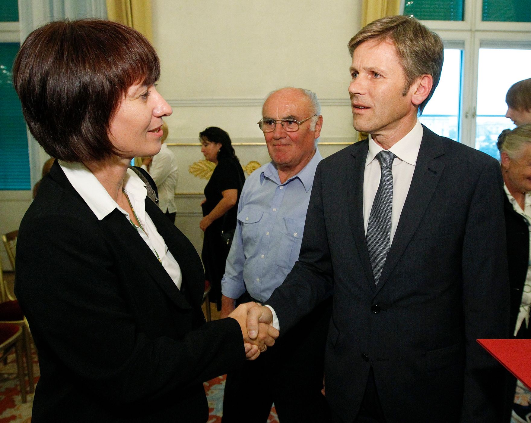 Am 12. September 2012 &uuml;berreichte Staatssekret&auml;r Josef Ostermayer das Gro&szlig;e Silberne Ehrenzeichen f&uuml;r Verdienste um die Republik &Ouml;sterreich an Botschafter Valentin Inzko, Heinz Stritzl, Bernard Sadovnik, Josef Feldner und Marjan Sturm f&uuml;r die Ortstafell&ouml;sung in K&auml;rnten.