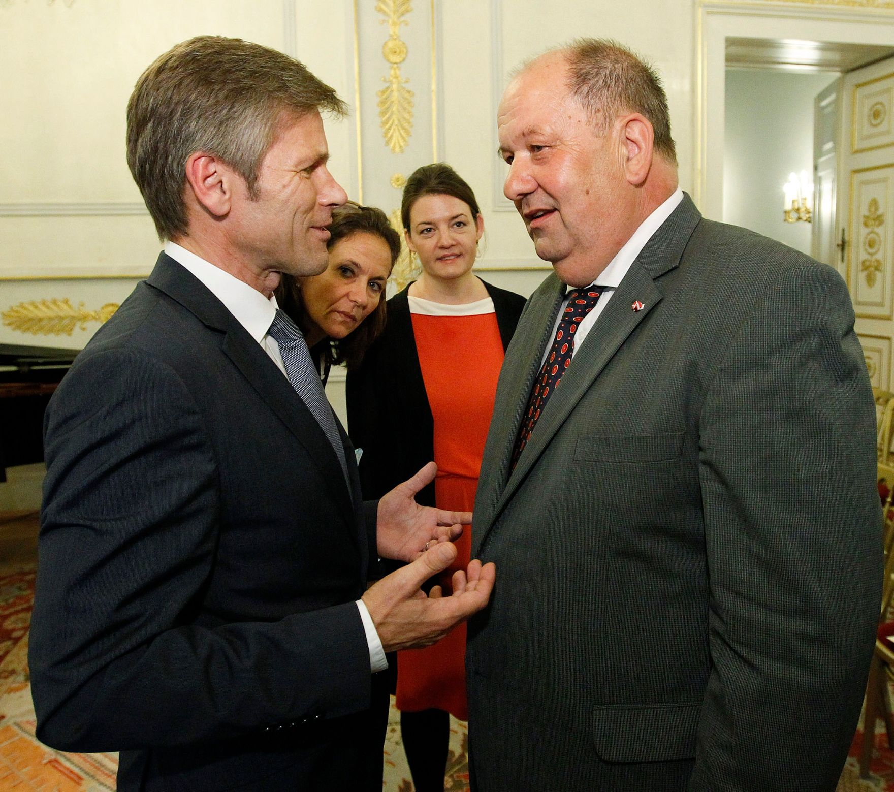 Am 12. September 2012 &uuml;berreichte Staatssekret&auml;r Josef Ostermayer (l.) das Gro&szlig;e Silberne Ehrenzeichen f&uuml;r Verdienste um die Republik &Ouml;sterreich an Botschafter Valentin Inzko, Heinz Stritzl, Bernard Sadovnik, Josef Feldner und Marjan Sturm (r.) f&uuml;r die Ortstafell&ouml;sung in K&auml;rnten.
