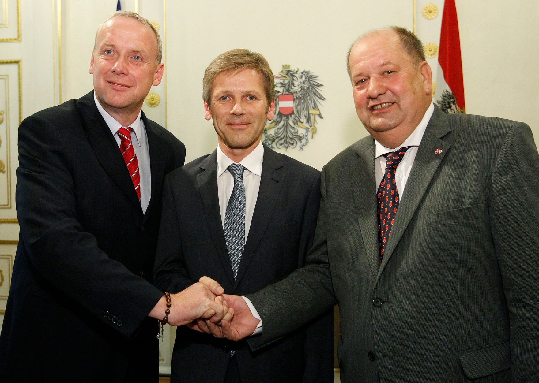 Am 12. September 2012 &uuml;berreichte Staatssekret&auml;r Josef Ostermayer (m.) das Gro&szlig;e Silberne Ehrenzeichen f&uuml;r Verdienste um die Republik &Ouml;sterreich an Botschafter Valentin Inzko, Heinz Stritzl, Bernard Sadovnik (l.), Josef Feldner und Marjan Sturm (r.) f&uuml;r die Ortstafell&ouml;sung in K&auml;rnten.