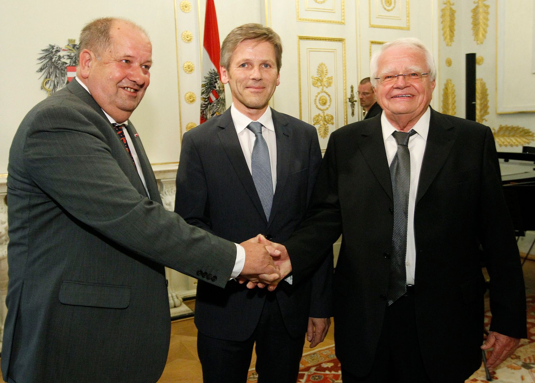 Am 12. September 2012 &uuml;berreichte Staatssekret&auml;r Josef Ostermayer (m.) das Gro&szlig;e Silberne Ehrenzeichen f&uuml;r Verdienste um die Republik &Ouml;sterreich an Botschafter Valentin Inzko, Heinz Stritzl, Bernard Sadovnik, Josef Feldner (r.) und Marjan Sturm (l.) f&uuml;r die Ortstafell&ouml;sung in K&auml;rnten.