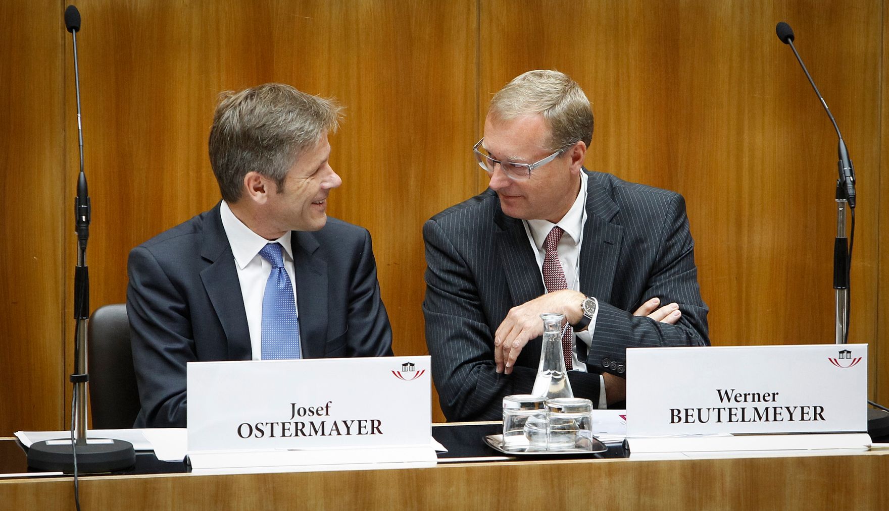 Am 10. Oktober 2012 hielt der Staatssekret&auml;r eine Rede bei der Parlamentarischen Enquete: &quot;Zukunft Land: Trends, Herausforderungen und L&ouml;sungen&quot; im Parlament. Im Bild Staatssekret&auml;r Josef Ostermayer (l.) mit Werner Beutelmeyer (r.).