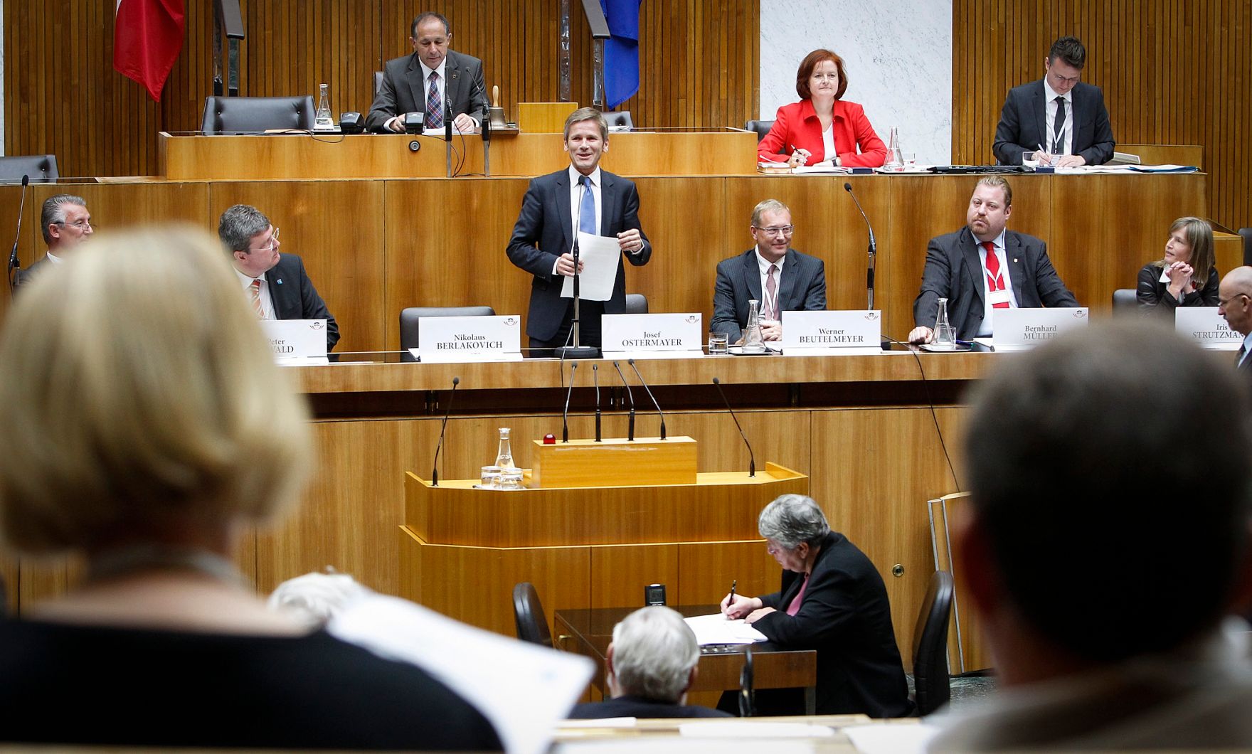 Am 10. Oktober 2012 hielt der Staatssekret&auml;r eine Rede bei der Parlamentarischen Enquete: &quot;Zukunft Land: Trends, Herausforderungen und L&ouml;sungen&quot; im Parlament. Im Bild (v.l.n.r.) B&uuml;rgermeister Helmut M&ouml;dlhammer, Gesch&auml;ftsf&uuml;hrer des KDZ Peter Biwald, Staatssekret&auml;r Josef Ostermayer, Werner Beutelmeyer, B&uuml;rgermeister Bernhard M&uuml;ller und AK-Wien Iris Strutzmann.
