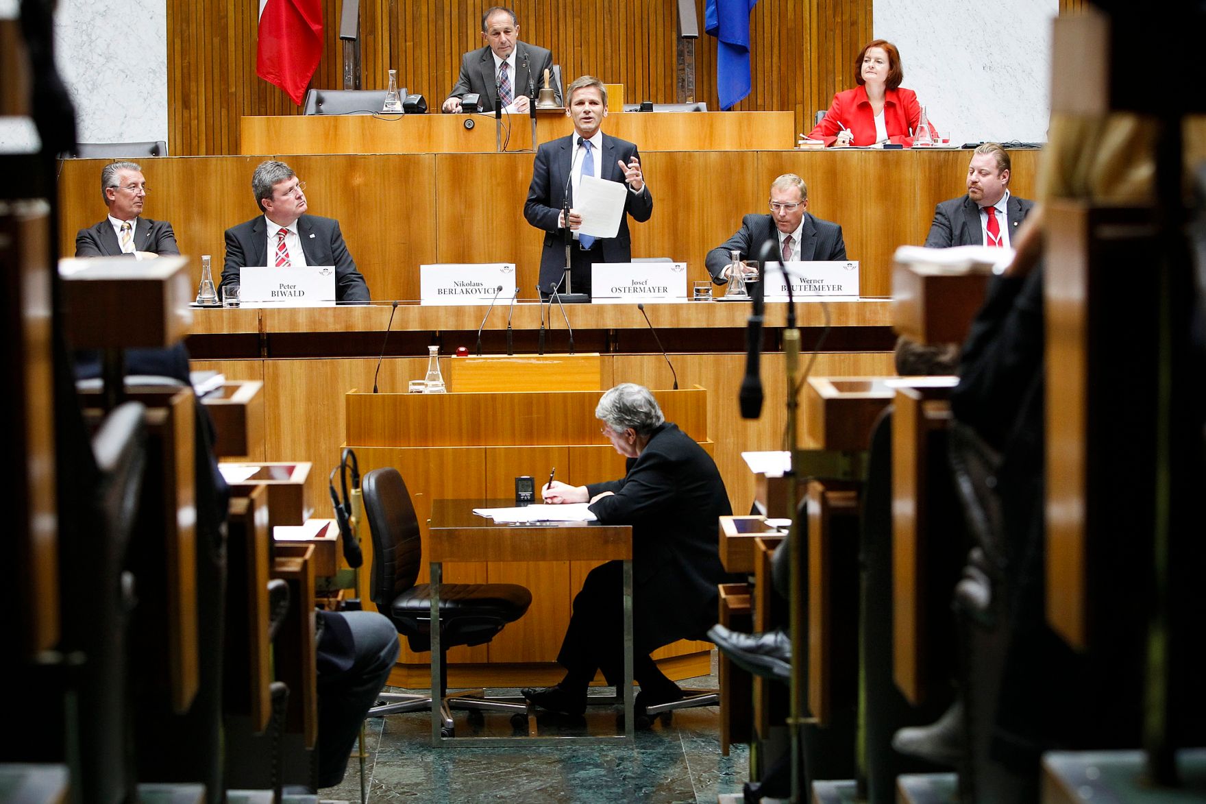 Am 10. Oktober 2012 hielt der Staatssekret&auml;r eine Rede bei der Parlamentarischen Enquete: &quot;Zukunft Land: Trends, Herausforderungen und L&ouml;sungen&quot; im Parlament. Im Bild (v.l.n.r.) B&uuml;rgermeister Helmut M&ouml;dlhammer, Gesch&auml;ftsf&uuml;hrer des KDZ Peter Biwald, Staatssekret&auml;r Josef Ostermayer, Werner Beutelmeyer und B&uuml;rgermeister Bernhard M&uuml;ller.