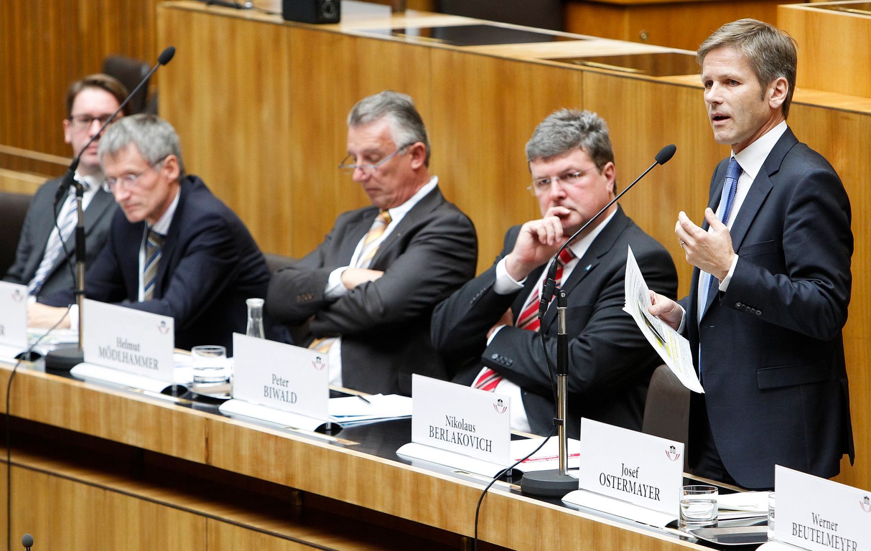 Am 10. Oktober 2012 hielt der Staatssekret&auml;r eine Rede bei der Parlamentarischen Enquete: &quot;Zukunft Land: Trends, Herausforderungen und L&ouml;sungen&quot; im Parlament. Im Bild (v.l.n.r.) Sektionschef Stefan Imhof, Robert Schreiber, B&uuml;rgermeister Helmut M&ouml;dlhammer, Gesch&auml;ftsf&uuml;hrer des KDZ Peter Biwald und Staatssekret&auml;r Josef Ostermayer.