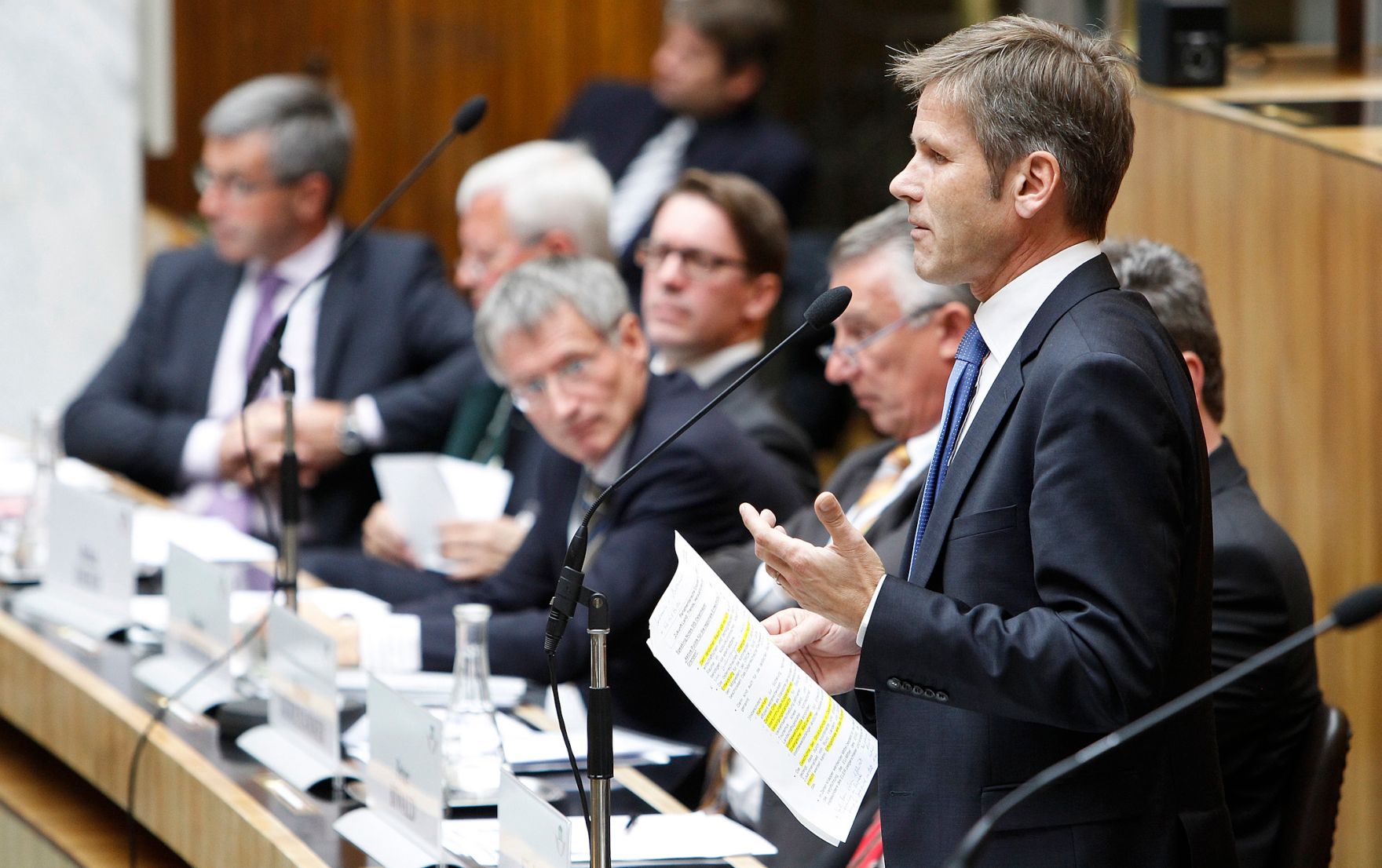 Am 10. Oktober 2012 hielt der Staatssekret&auml;r eine Rede bei der Parlamentarischen Enquete: &quot;Zukunft Land: Trends, Herausforderungen und L&ouml;sungen&quot; im Parlament. Im Bild (v.l.n.r.) Landeshauptmann-Stellvertreter Anton Steixner, Abgeordneter Jakob Auer, Sektionschef Stefan Imhof, Robert Schreiber, B&uuml;rgermeister Helmut M&ouml;dlhammer, Gesch&auml;ftsf&uuml;hrer des KDZ Peter Biwald und Staatssekret&auml;r Josef Ostermayer.