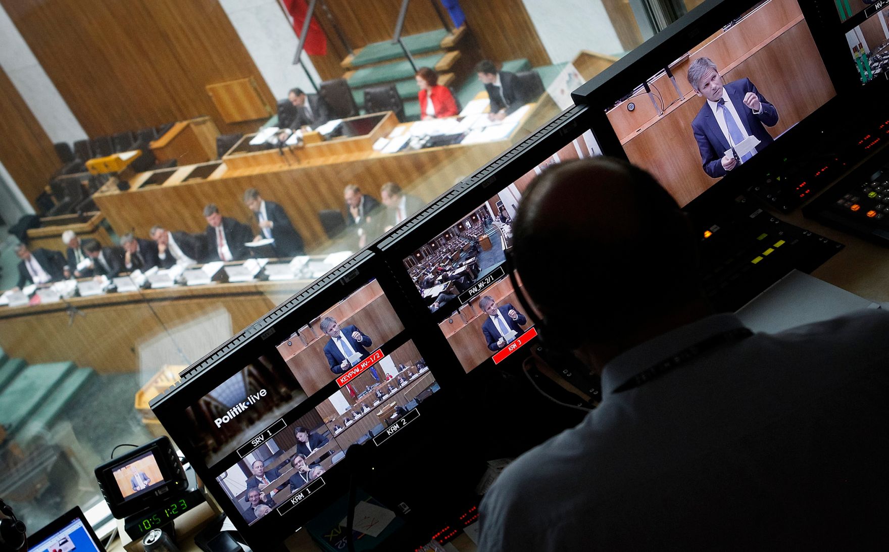 Am 10. Oktober 2012 hielt der Staatssekret&auml;r eine Rede bei der Parlamentarischen Enquete: &quot;Zukunft Land: Trends, Herausforderungen und L&ouml;sungen&quot; im Parlament. Im Bild (v.l.n.r.) Landeshauptmann-Stellvertreter Anton Steixner, Abgeordneter Jakob Auer, Sektionschef Stefan Imhof, Robert Schreiber, B&uuml;rgermeister Helmut M&ouml;dlhammer, Gesch&auml;ftsf&uuml;hrer des KDZ Peter Biwald, Staatssekret&auml;r Josef Ostermayer, Werner Beutelmeyer, B&uuml;rgermeister Bernhard M&uuml;ller, AK-Wien Iris Strutzmann, Organisationsassistentin - Zentrum f&uuml;r Management im Gesundheitswesen Gerlinde Weber und Kommunikation Land Steiermark Helmut Hirt.