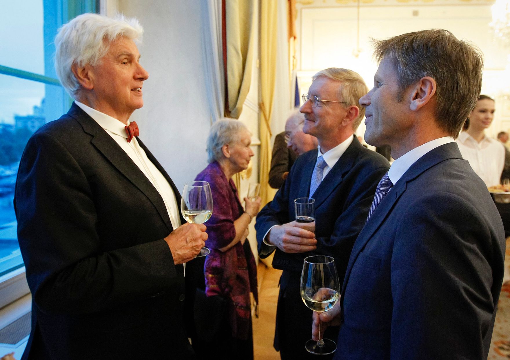 Am 16. Oktober 2012 empfing der Staatssekret&auml;r in Vertretung des Bundeskanzlers die Teilnehmerinnen und Teilnehmer des 7. Wiener Nobelpreistr&auml;gerseminars im Bundeskanzleramt. Im Bild (v.r.n.l.) Staatssekret&auml;r Josef Ostermayer, Gesandter Stefan Krawielicki und Nobelpreistr&auml;ger G&uuml;nter Blobel.