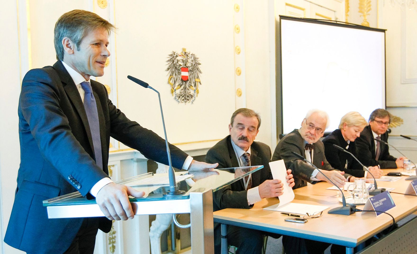 Am 29. Oktober 2012 hielt der Staatssekret&auml;r die Er&ouml;ffnungsrede bei der EBU (European Broadcasting Union) Konferenz im Bundeskanzleramt. Im Bild (v.l.n.r.) Staatssekret&auml;r Josef Ostermayer, RCC-Generalsekret&auml;r Hidajet Bi&scaron;čević, der Pr&auml;sident des Europ&auml;ischen Forums Alpbach Erhard Busek, EBU-Generaldirektorin Ingrid Deltenre und ORF-Generaldirektor Alexander Wrabetz.