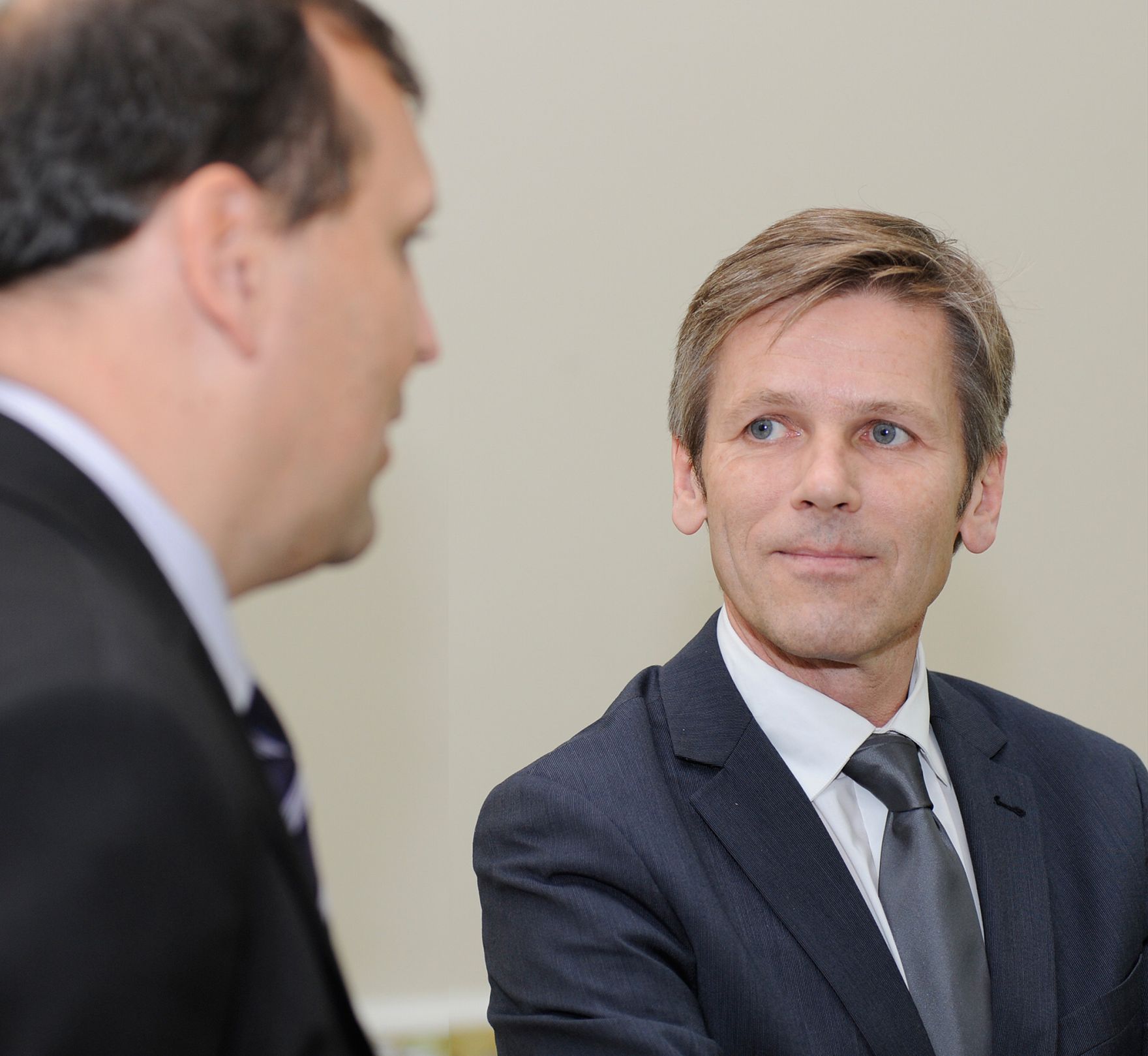 Am 8. November 2012 empfing Staatssekret&auml;r Josef Ostermayer (r.) die Gewinner der &quot;Cyber Security Challenge 2012&quot; im Bundeskanzleramt.