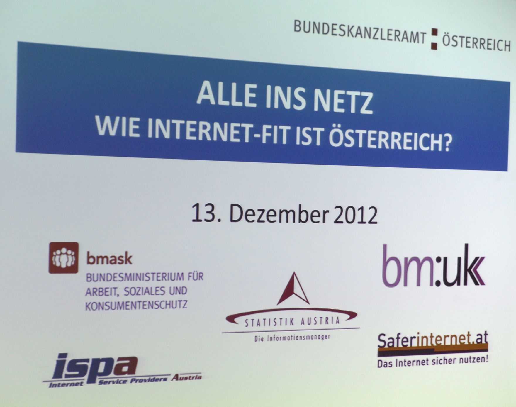 Am 13. Dezember 2012 er&ouml;ffnete Josef Ostermayer, Staatssekret&auml;r f&uuml;r Medien und Koordination im Bundeskanzleramt die Konferenz &bdquo;Alle ins Netz &ndash; Wie internet-fit ist &Ouml;sterreich?&ldquo;