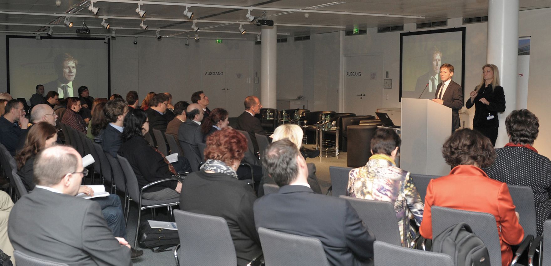 Am 13. Dezember 2012 er&ouml;ffnete Josef Ostermayer, Staatssekret&auml;r f&uuml;r Medien und Koordination im Bundeskanzleramt die Konferenz &bdquo;Alle ins Netz &ndash; Wie internet-fit ist &Ouml;sterreich?&ldquo;