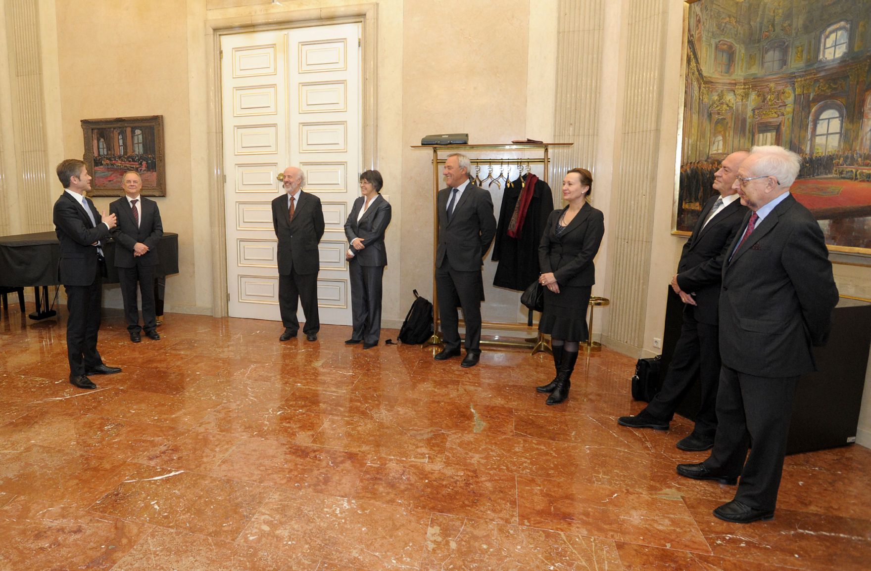 Am 1. Februar 2013 &uuml;berreichte Staatssekret&auml;r Josef Ostermayer (im Bild) Dekrete an Mitglieder des Unabh&auml;ngigen Parteientransparenzsenats.