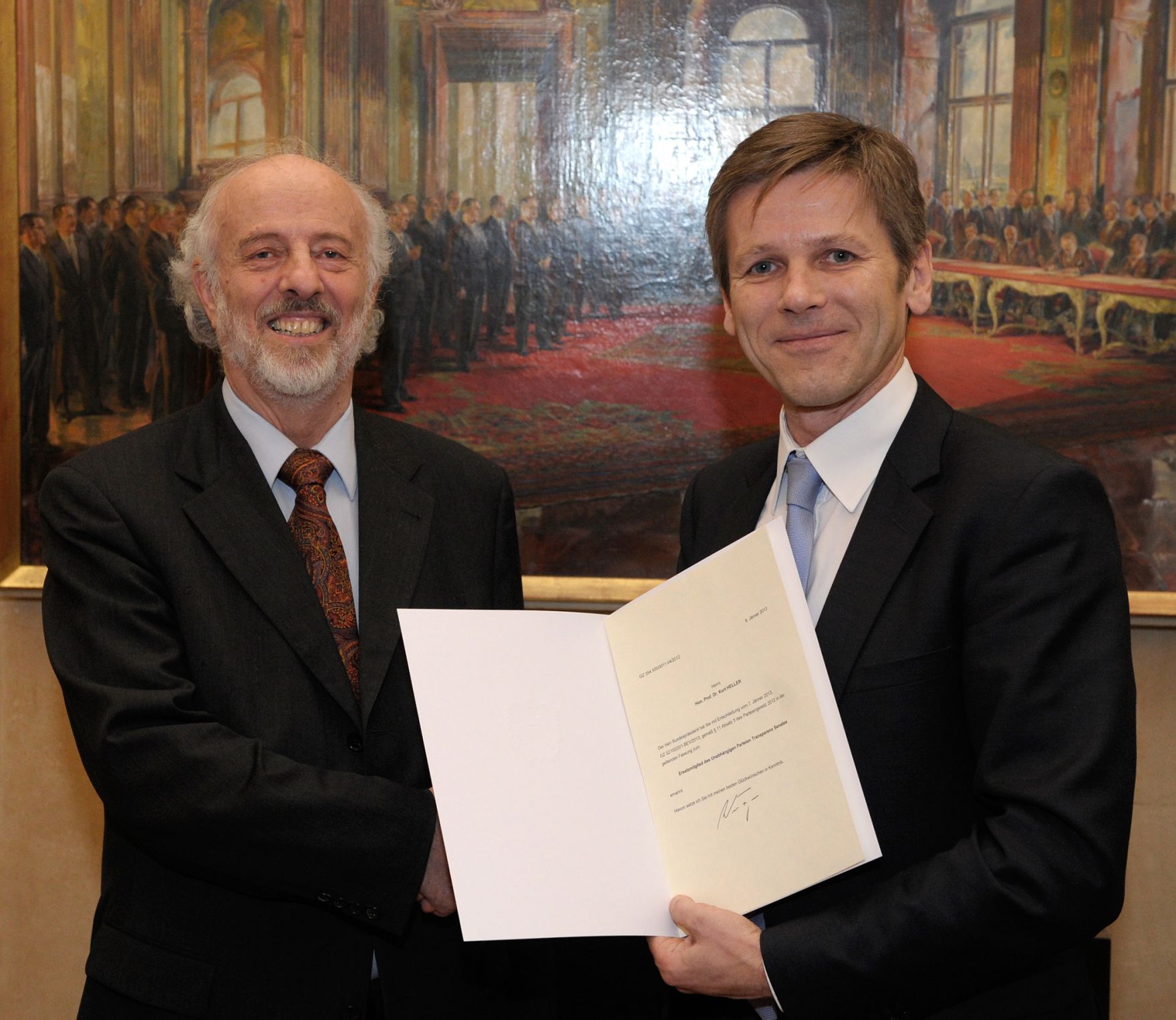Am 1. Februar 2013 &uuml;berreichte Staatssekret&auml;r Josef Ostermayer (r.) Dekrete an Mitglieder des Unabh&auml;ngigen Parteientransparenzsenats. Im Bild mit Kurt Heller (l.), Ersatzmitglied des Unabh&auml;ngigen Parteientransparenzsenat.