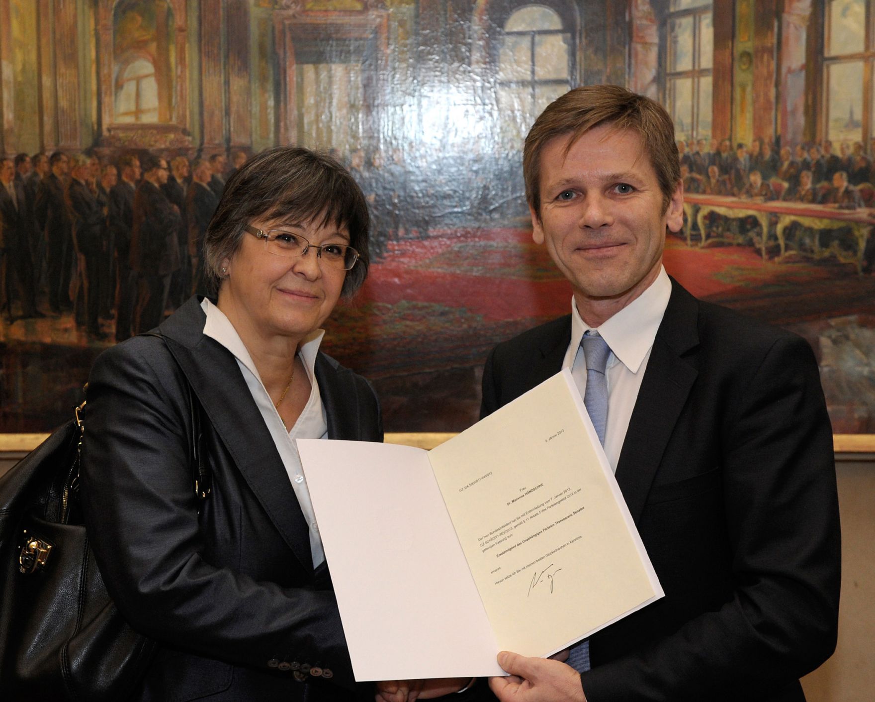 Am 1. Februar 2013 &uuml;berreichte Staatssekret&auml;r Josef Ostermayer (r.) Dekrete an Mitglieder des Unabh&auml;ngigen Parteientransparenzsenats. Im Bild mit Marianne H&auml;ndschke, Ersatzmitglied des Unabh&auml;ngigen Parteientransparenzsenat.