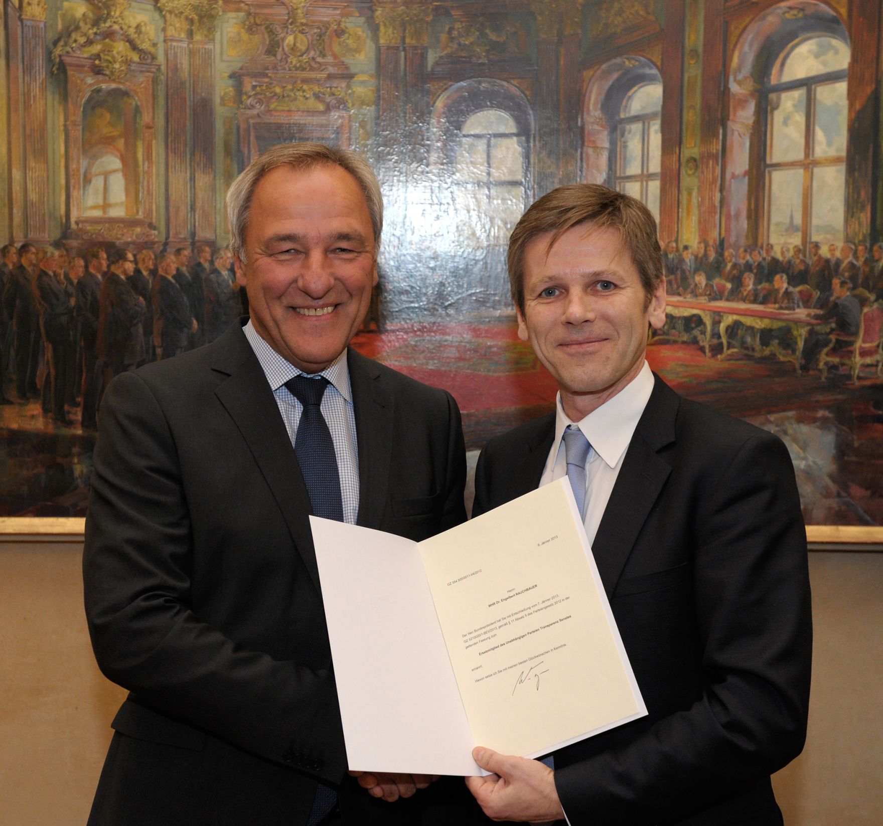 Am 1. Februar 2013 &uuml;berreichte Staatssekret&auml;r Josef Ostermayer (r.) Dekrete an Mitglieder des Unabh&auml;ngigen Parteientransparenzsenats. Im Bild mit Engelbert Rauchbauer (l.), Ersatzmitglied des Unabh&auml;ngigen Parteientransparenzsenat.