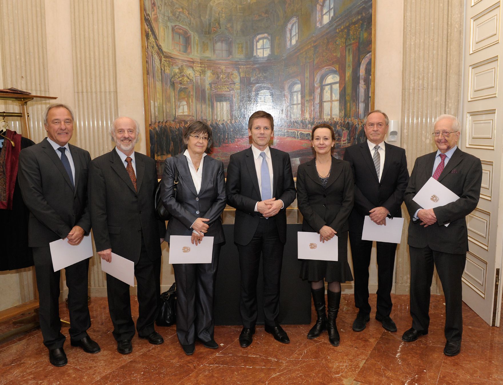 Am 1. Februar 2013 &uuml;berreichte Staatssekret&auml;r Josef Ostermayer Dekrete an Mitglieder des Unabh&auml;ngigen Parteientransparenzsenats. Im Bild (v.l.n.r.) Engelbert Rauchbauer, Kurt Heller, Marianne H&auml;ndschke, Josef Ostermayer, Marcella Prunbauer-Glaser, Gunter Gruber und Ludwig Adamovich.