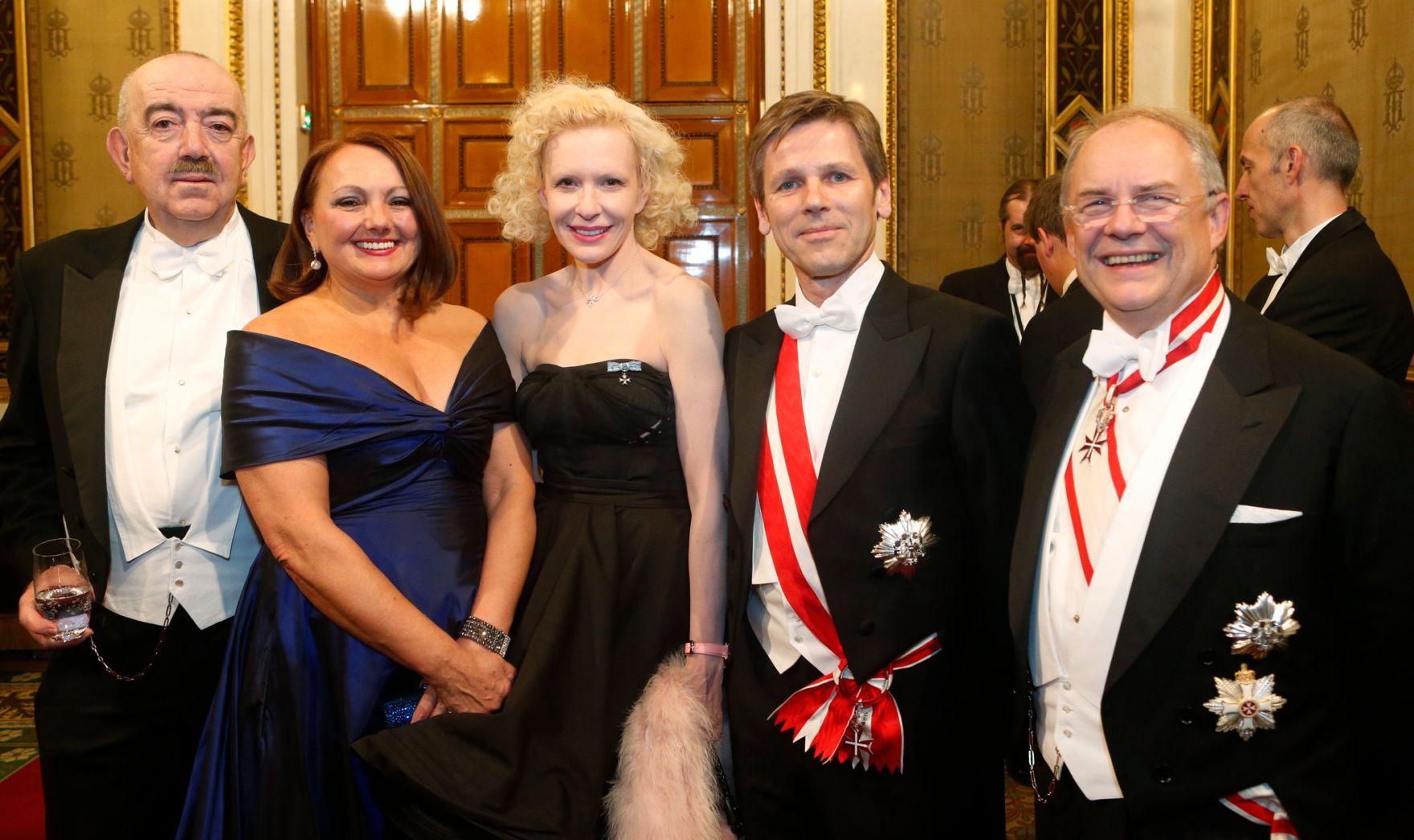 Am 7. Februar 2013 fand der Wiener Opernball statt. (v.l.n.r.) Georg Springer, Anica Matzka-Dojder, Sunnyi Melles, Staatssekret&auml;r Josef Ostermayer und Sektionschef Manfred Matzka.