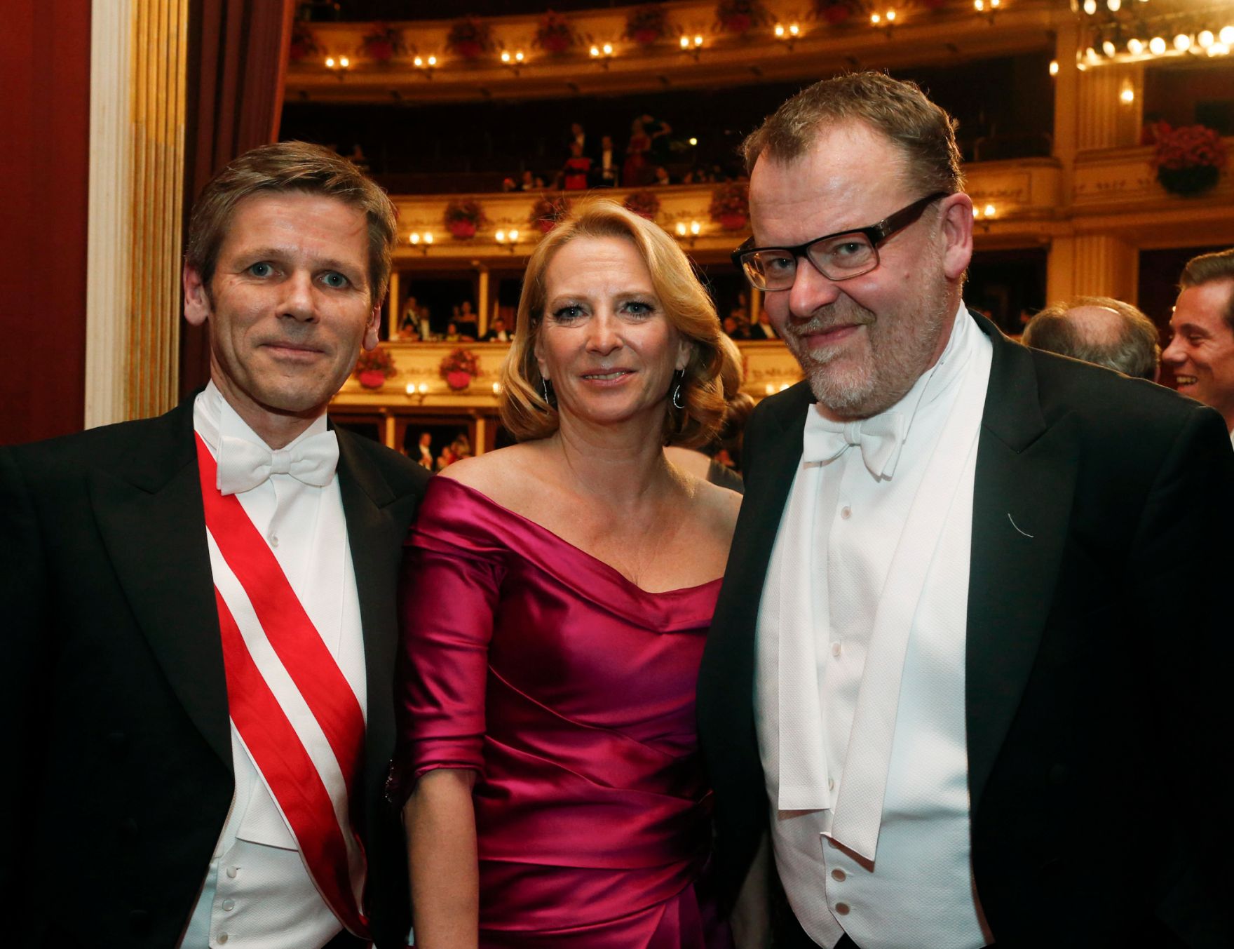Am 7. Februar 2013 fand der Wiener Opernball statt. Im Bild (v.l.n.r.) Staatssekret&auml;r Josef Ostermayer, Verkehrsministerin Doris Bures und Regisseur Stefan Ruzowitzky.