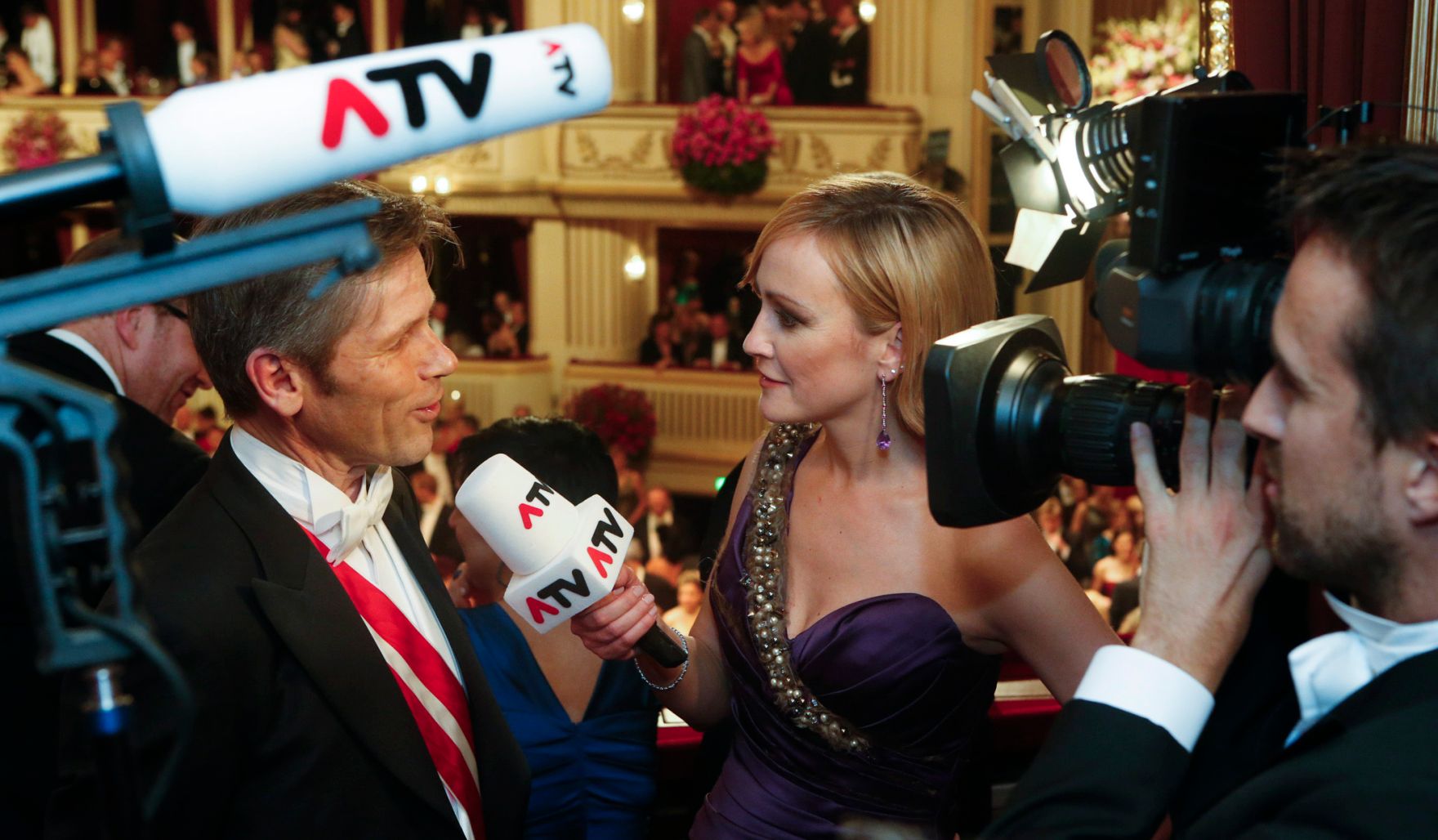 Am 7. Februar 2013 fand der Wiener Opernball statt. Claudia H&ouml;lzl beim Interview mit Staatssekret&auml;r Josef Ostermayer.