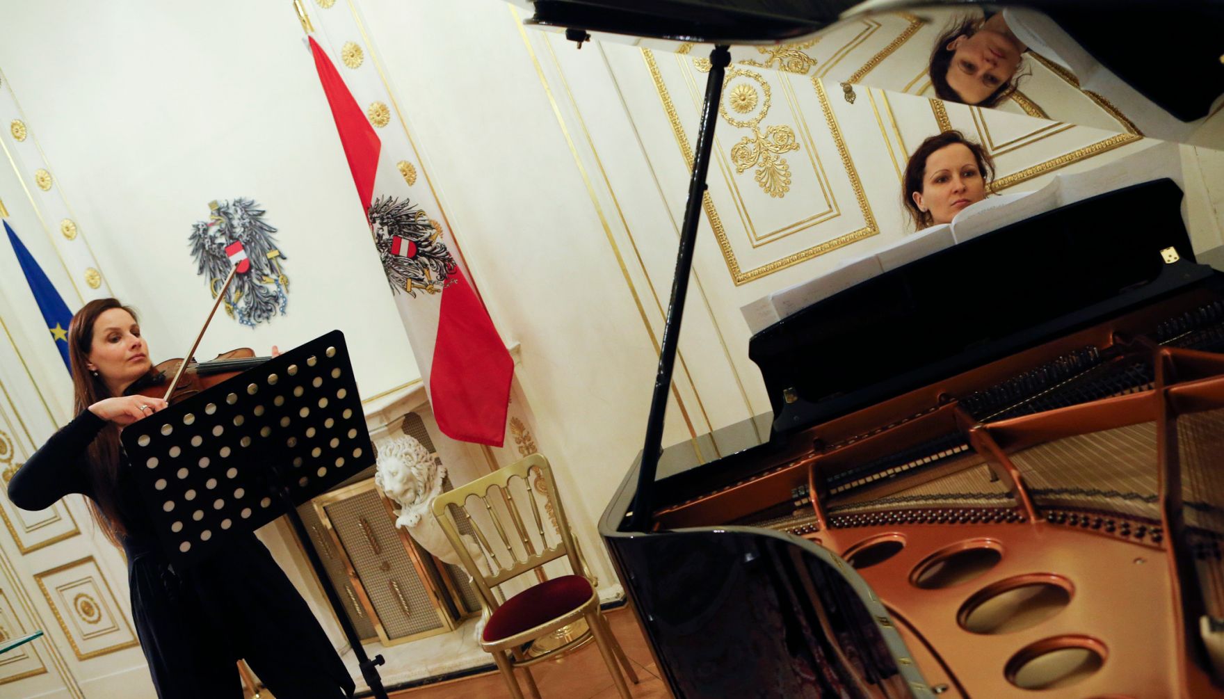 Am 13. M&auml;rz 2013 &uuml;berreichte Staatssekret&auml;r Josef Ostermayer das Goldene Ehrenzeichen f&uuml;r Verdienste um die Republik &Ouml;sterreich an Hans Gasser im Bundeskanzleramt.