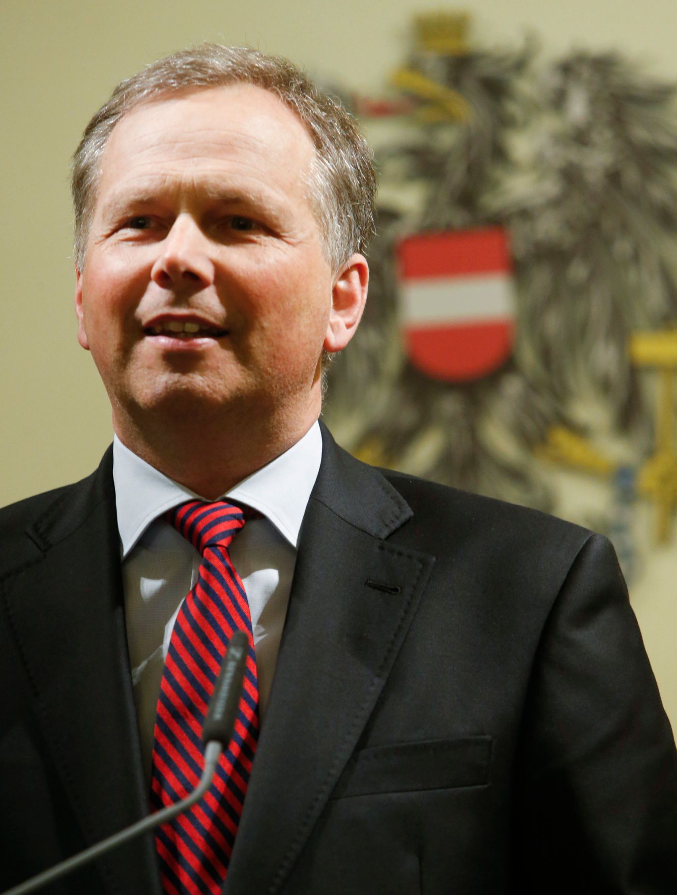 Am 13. M&auml;rz 2013 &uuml;berreichte Staatssekret&auml;r Josef Ostermayer das Goldene Ehrenzeichen f&uuml;r Verdienste um die Republik &Ouml;sterreich an Hans Gasser im Bundeskanzleramt. Im Bild Horst Pirker.