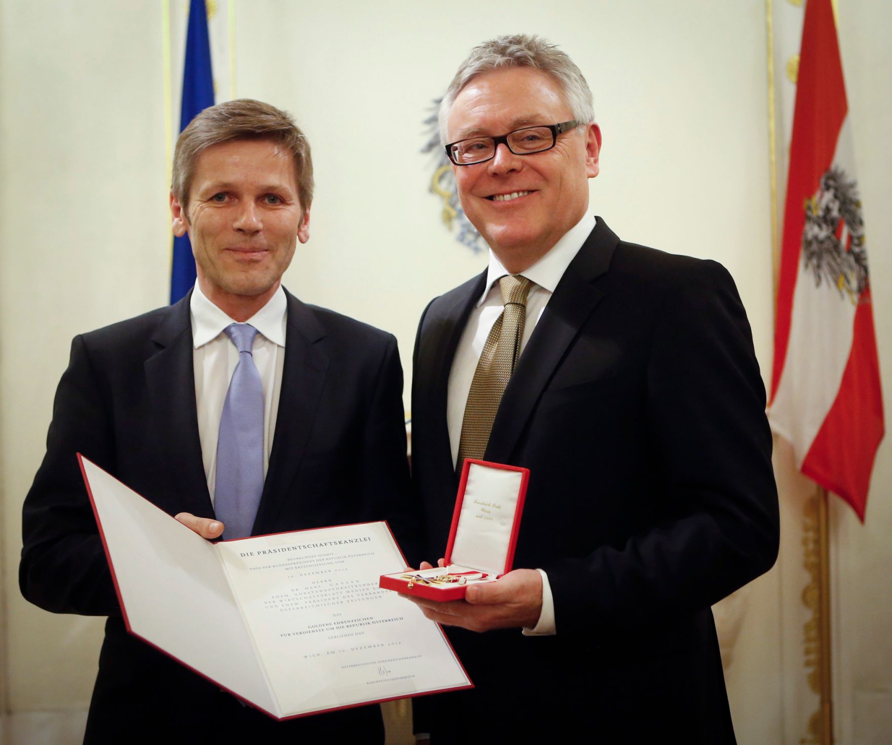 Am 13. M&auml;rz 2013 &uuml;berreichte Staatssekret&auml;r Josef Ostermayer (l.) das Goldene Ehrenzeichen f&uuml;r Verdienste um die Republik &Ouml;sterreich an Hans Gasser (r.) im Bundeskanzleramt.