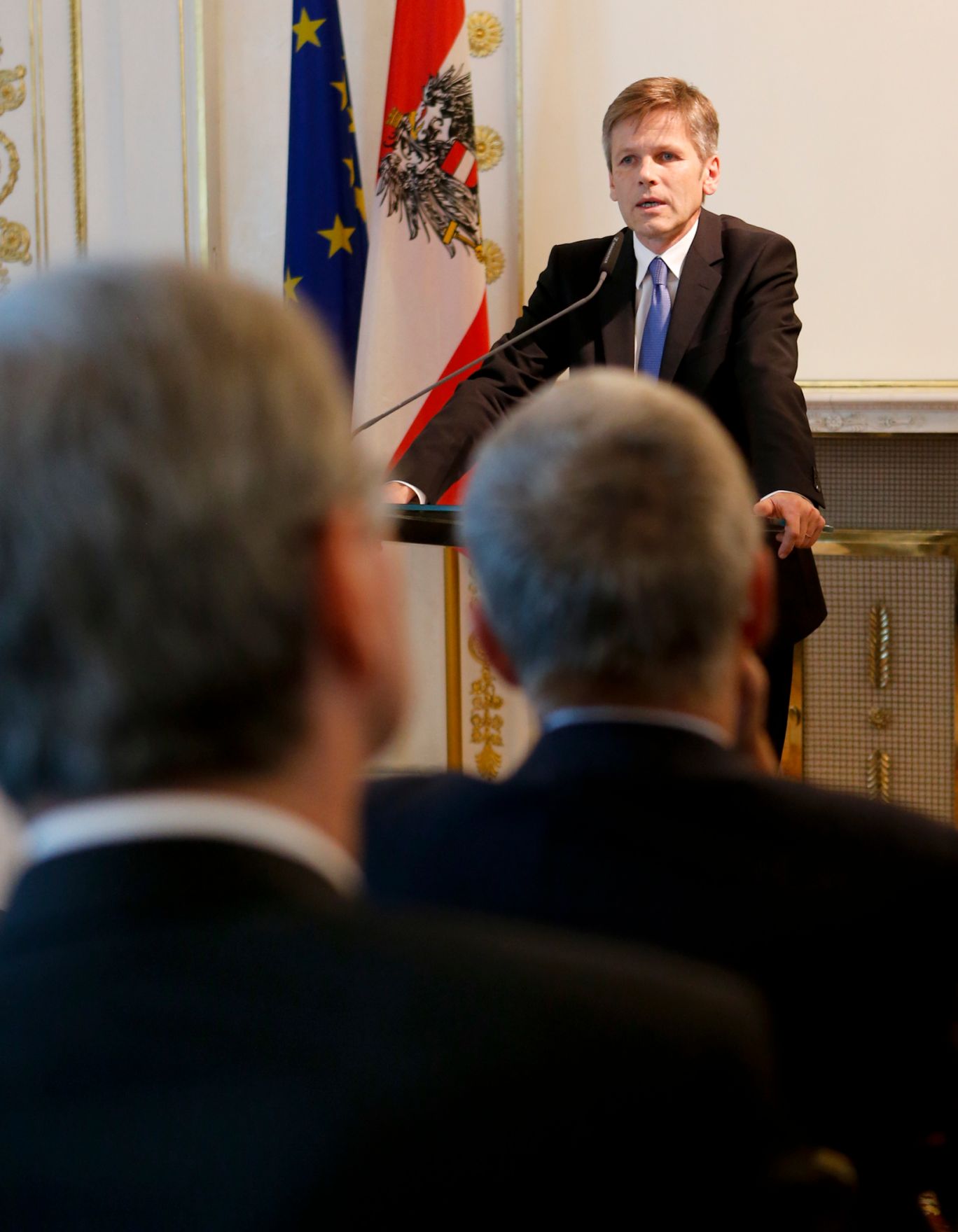 Am 28. Juni 2013 bestellte der Bundeskanzler Vertreterinnen und Vertreter der Wirtschaft zu Mitgliedern der bei der Bundesanstalt &quot;Statistik &Ouml;sterreich&quot; eingerichteten Wirtschaftskurie. Damit haben sie das Recht, die Bezeichnung &quot;Kommerzialrat f&uuml;r die Statistik&quot; zu f&uuml;hren. Die Dekrete wurden von Staatssekret&auml;r Josef Ostermayer (im Bild) &uuml;berreicht.