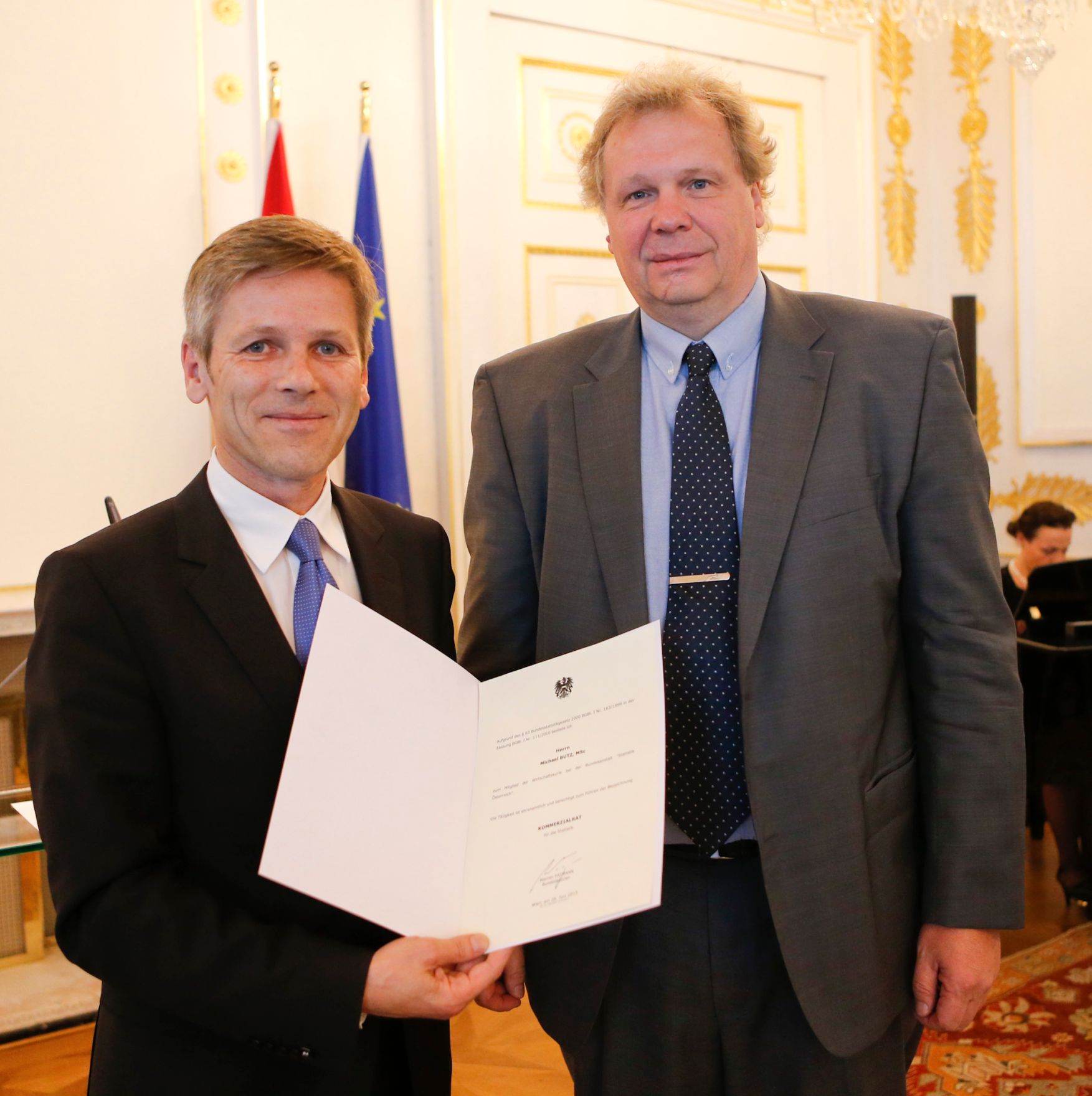 Am 28. Juni 2013 bestellte der Bundeskanzler Vertreterinnen und Vertreter der Wirtschaft zu Mitgliedern der bei der Bundesanstalt &quot;Statistik &Ouml;sterreich&quot; eingerichteten Wirtschaftskurie. Damit haben sie das Recht, die Bezeichnung &quot;Kommerzialrat f&uuml;r die Statistik&quot; zu f&uuml;hren. Im Bild Staatssekret&auml;r Josef Ostermayer (l.) bei der Dekret&uuml;berreichung an Michael Butz (r.).