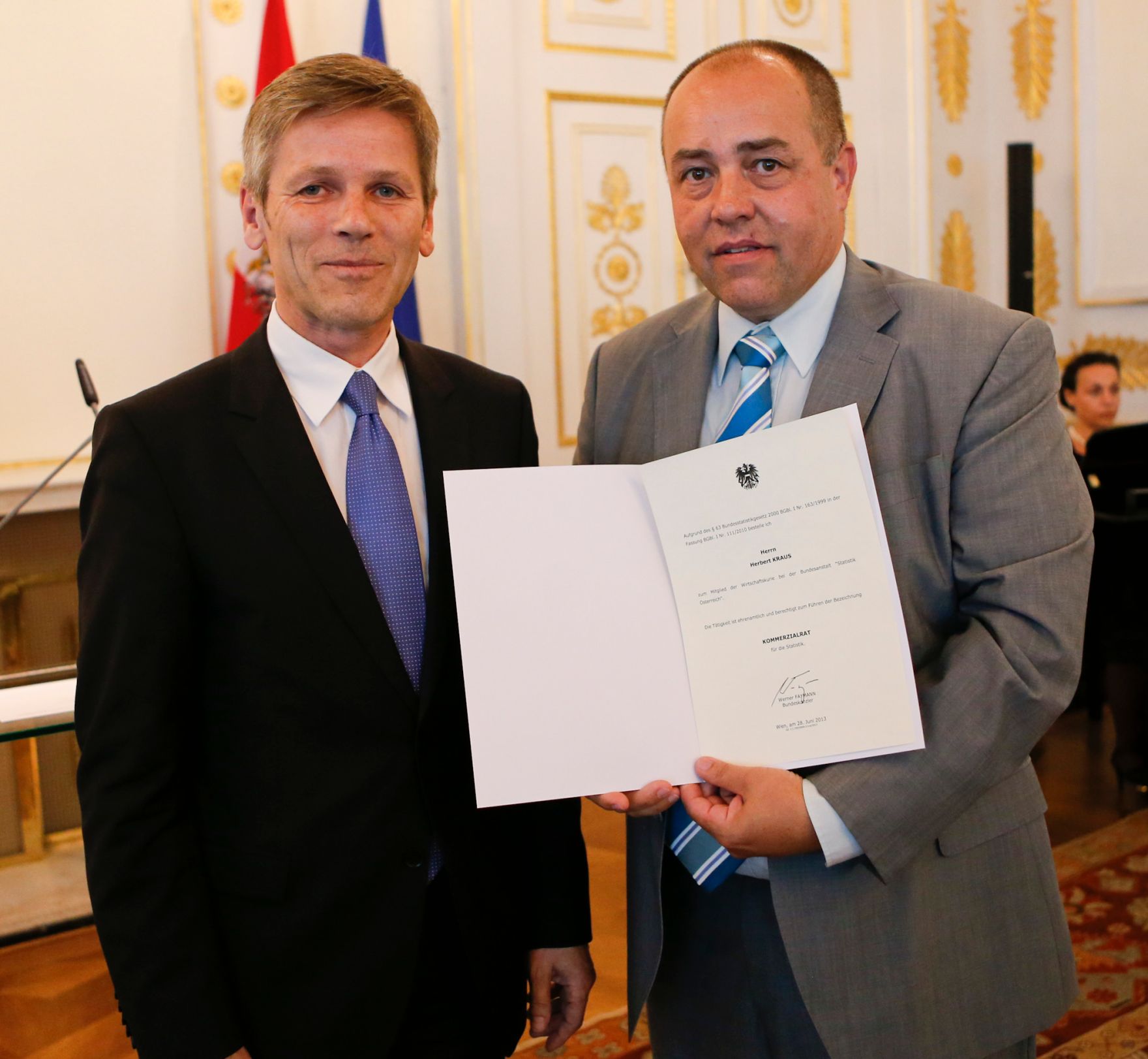 Am 28. Juni 2013 bestellte der Bundeskanzler Vertreterinnen und Vertreter der Wirtschaft zu Mitgliedern der bei der Bundesanstalt &quot;Statistik &Ouml;sterreich&quot; eingerichteten Wirtschaftskurie. Damit haben sie das Recht, die Bezeichnung &quot;Kommerzialrat f&uuml;r die Statistik&quot; zu f&uuml;hren. Im Bild Staatssekret&auml;r Josef Ostermayer (l.) bei der Dekret&uuml;berreichung an Herbert Kraus (r.).