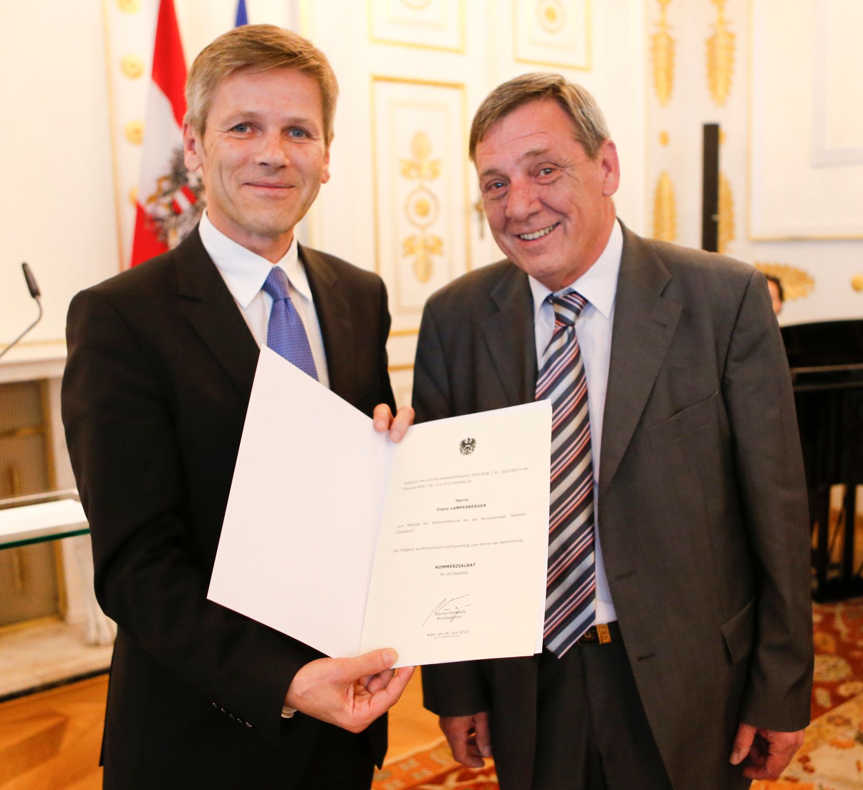 Am 28. Juni 2013 bestellte der Bundeskanzler Vertreterinnen und Vertreter der Wirtschaft zu Mitgliedern der bei der Bundesanstalt &quot;Statistik &Ouml;sterreich&quot; eingerichteten Wirtschaftskurie. Damit haben sie das Recht, die Bezeichnung &quot;Kommerzialrat f&uuml;r die Statistik&quot; zu f&uuml;hren. Im Bild Staatssekret&auml;r Josef Ostermayer (l.) bei der Dekret&uuml;berreichung an Franz Lampesberger (r.).