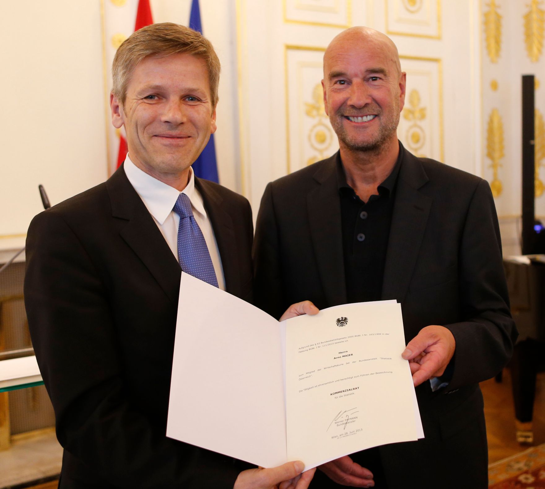 Am 28. Juni 2013 bestellte der Bundeskanzler Vertreterinnen und Vertreter der Wirtschaft zu Mitgliedern der bei der Bundesanstalt &quot;Statistik &Ouml;sterreich&quot; eingerichteten Wirtschaftskurie. Damit haben sie das Recht, die Bezeichnung &quot;Kommerzialrat f&uuml;r die Statistik&quot; zu f&uuml;hren. Im Bild Staatssekret&auml;r Josef Ostermayer (l.) bei der Dekret&uuml;berreichung an Arno Maier (r.).