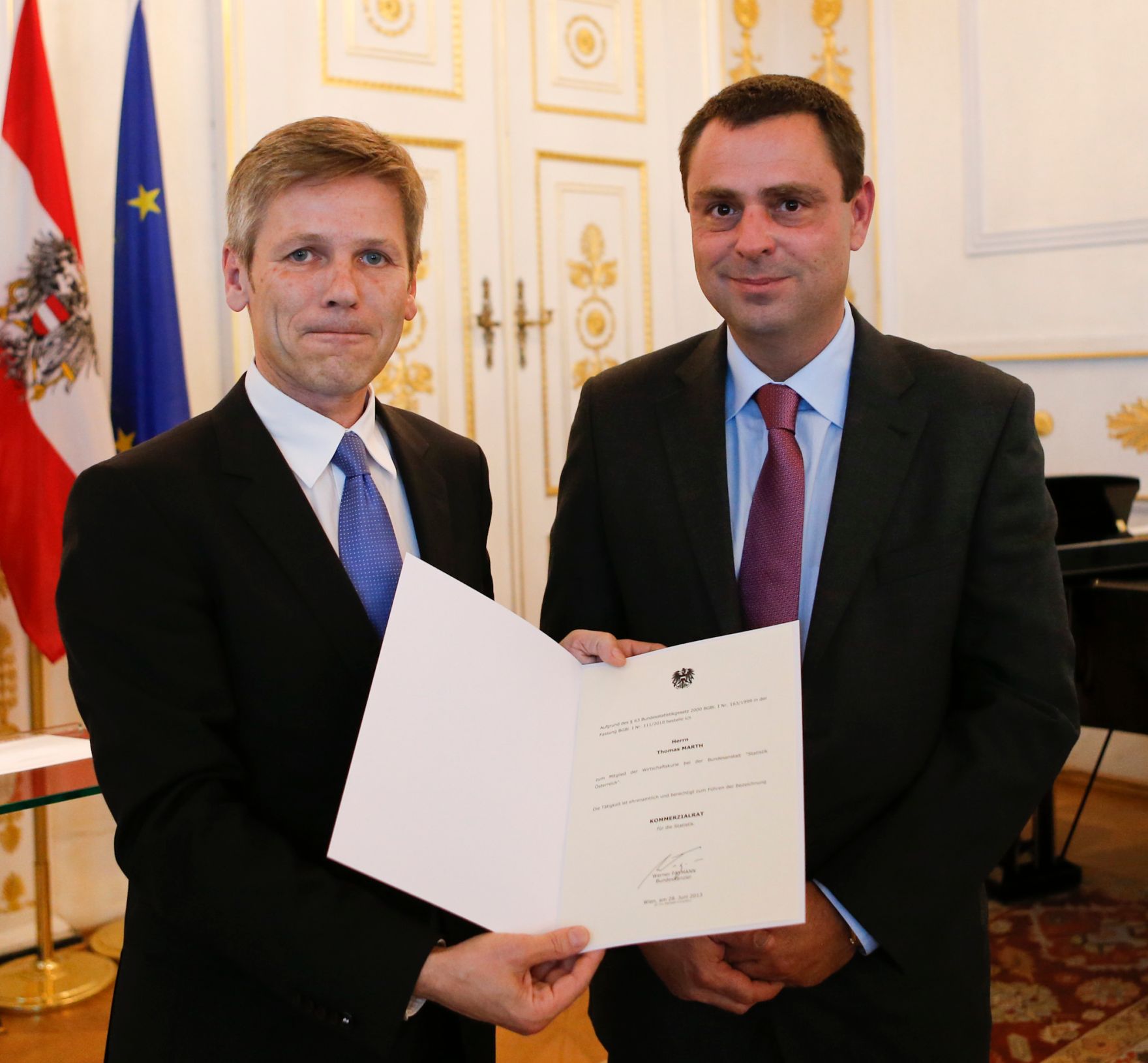 Am 28. Juni 2013 bestellte der Bundeskanzler Vertreterinnen und Vertreter der Wirtschaft zu Mitgliedern der bei der Bundesanstalt &quot;Statistik &Ouml;sterreich&quot; eingerichteten Wirtschaftskurie. Damit haben sie das Recht, die Bezeichnung &quot;Kommerzialrat f&uuml;r die Statistik&quot; zu f&uuml;hren. Im Bild Staatssekret&auml;r Josef Ostermayer (l.) bei der Dekret&uuml;berreichung an Thomas Marth (r.).