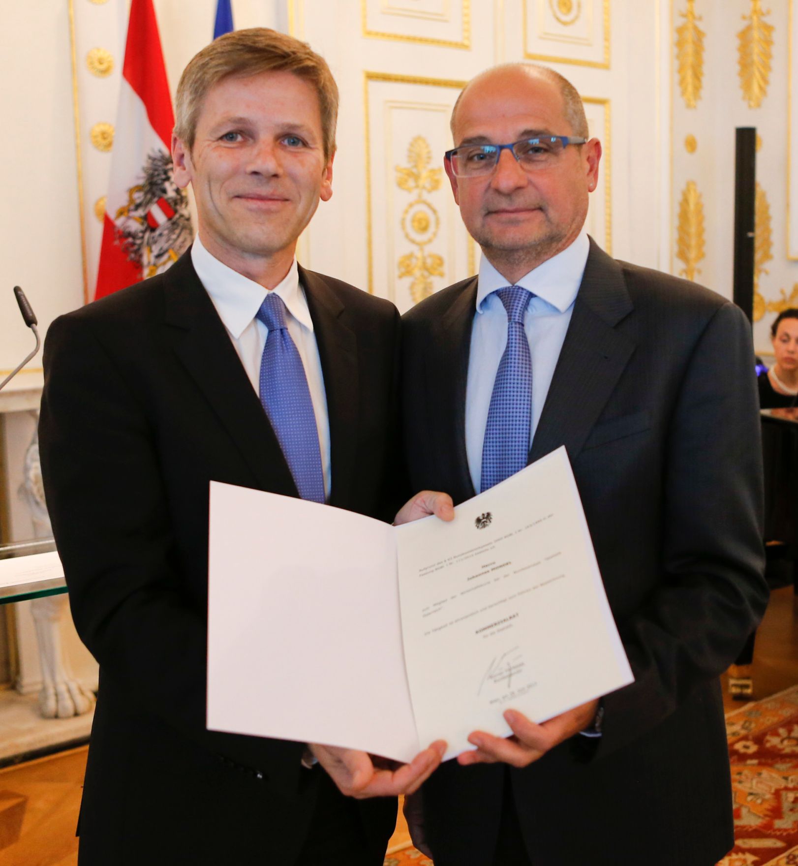 Am 28. Juni 2013 bestellte der Bundeskanzler Vertreterinnen und Vertreter der Wirtschaft zu Mitgliedern der bei der Bundesanstalt &quot;Statistik &Ouml;sterreich&quot; eingerichteten Wirtschaftskurie. Damit haben sie das Recht, die Bezeichnung &quot;Kommerzialrat f&uuml;r die Statistik&quot; zu f&uuml;hren. Im Bild Staatssekret&auml;r Josef Ostermayer (l.) bei der Dekret&uuml;berreichung an Johannes Mondel (r.).