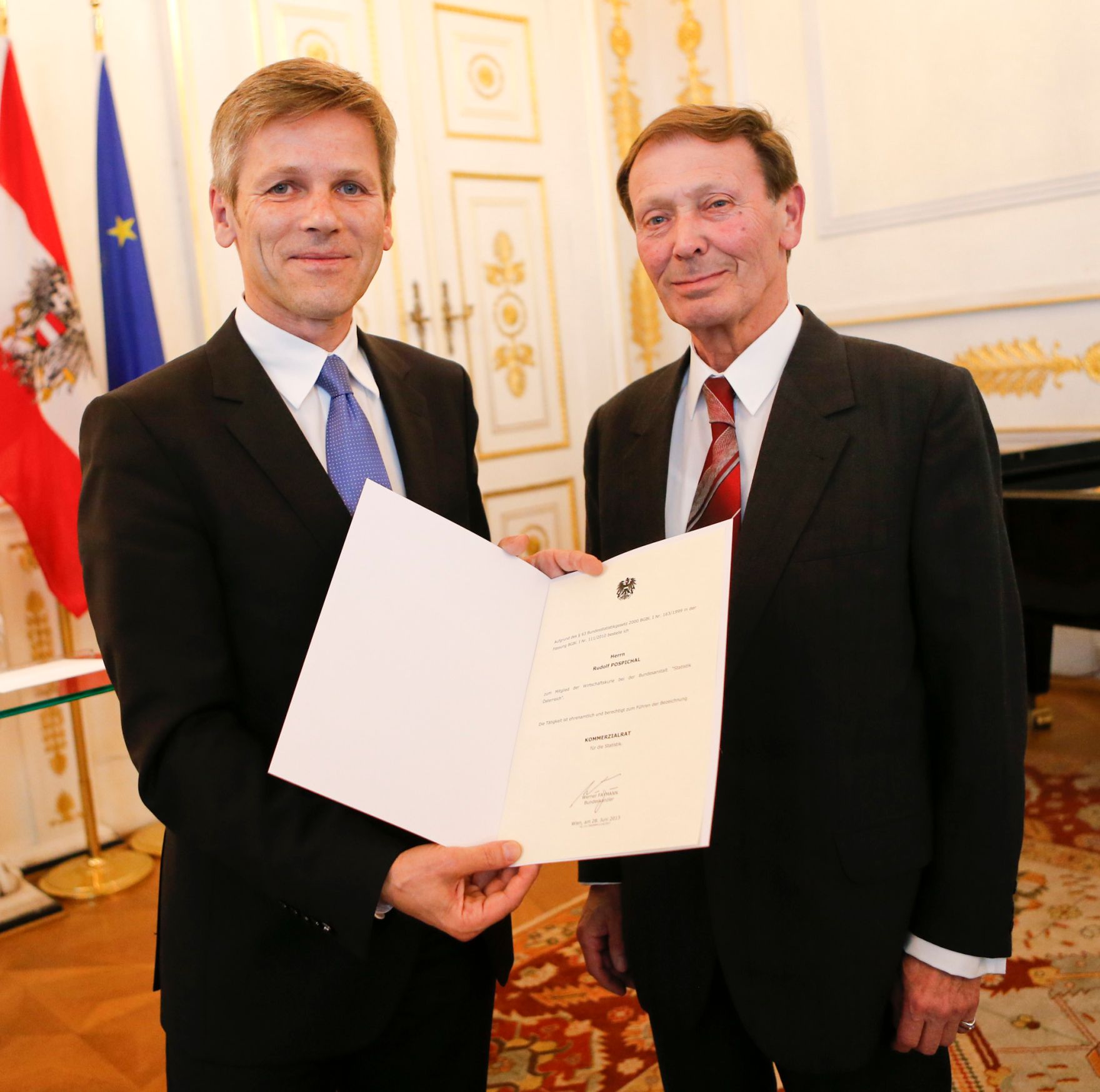 Am 28. Juni 2013 bestellte der Bundeskanzler Vertreterinnen und Vertreter der Wirtschaft zu Mitgliedern der bei der Bundesanstalt &quot;Statistik &Ouml;sterreich&quot; eingerichteten Wirtschaftskurie. Damit haben sie das Recht, die Bezeichnung &quot;Kommerzialrat f&uuml;r die Statistik&quot; zu f&uuml;hren. Im Bild Staatssekret&auml;r Josef Ostermayer (l.) bei der Dekret&uuml;berreichung an Rudolf Pospichal (r.).