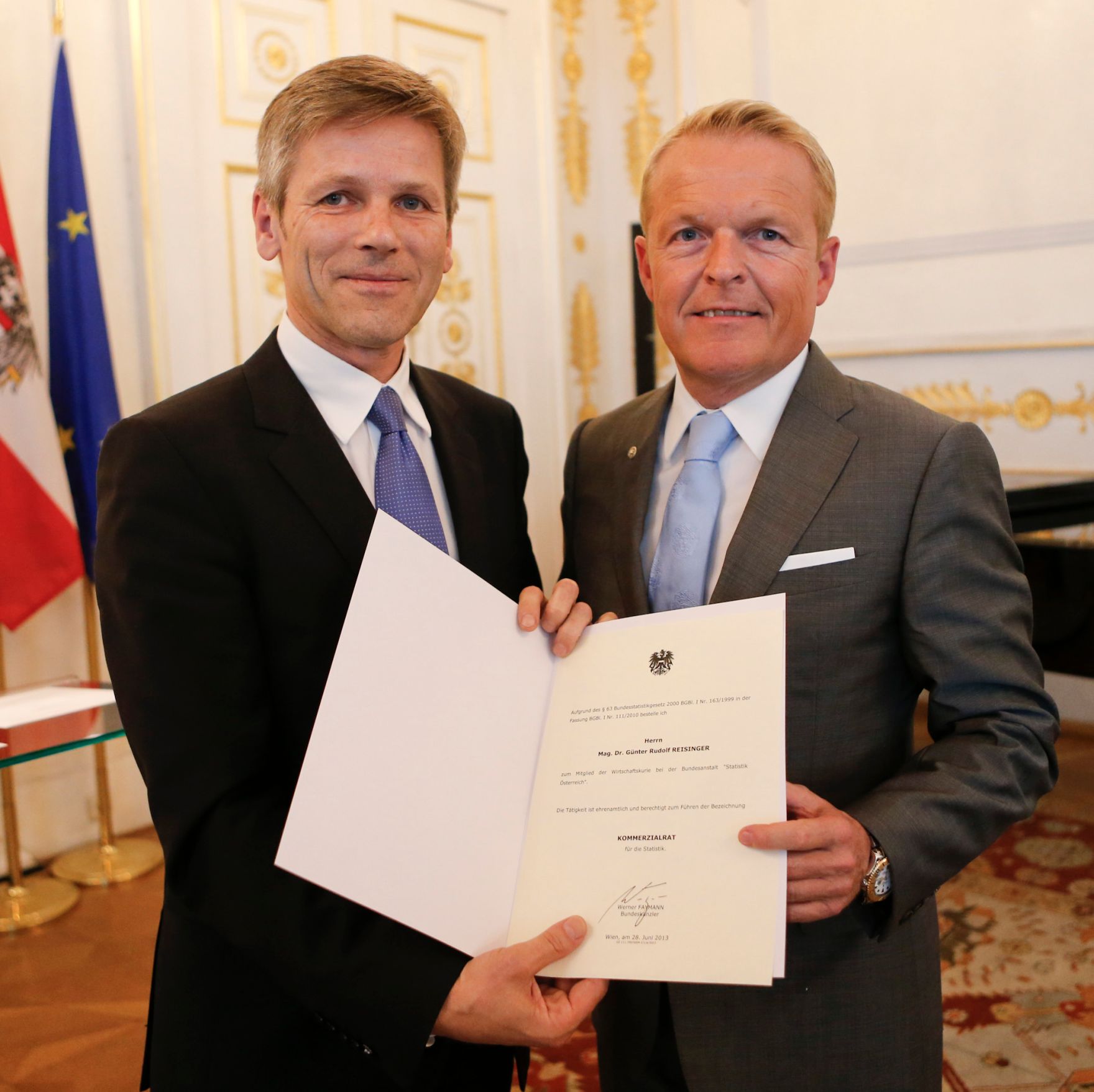 Am 28. Juni 2013 bestellte der Bundeskanzler Vertreterinnen und Vertreter der Wirtschaft zu Mitgliedern der bei der Bundesanstalt &quot;Statistik &Ouml;sterreich&quot; eingerichteten Wirtschaftskurie. Damit haben sie das Recht, die Bezeichnung &quot;Kommerzialrat f&uuml;r die Statistik&quot; zu f&uuml;hren. Im Bild Staatssekret&auml;r Josef Ostermayer (l.) bei der Dekret&uuml;berreichung an G&uuml;nter Rudolf Reisinger (r.).