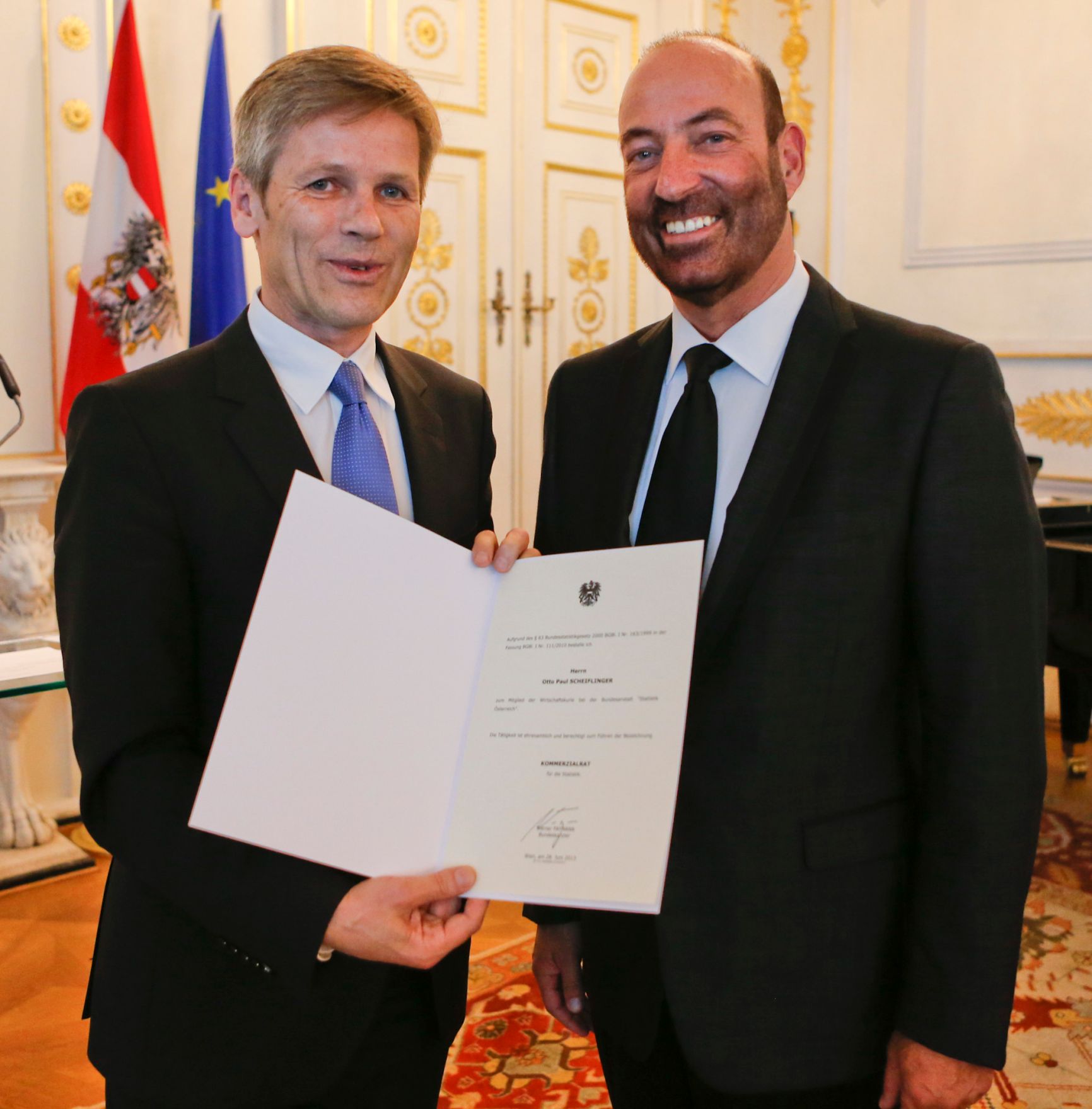 Am 28. Juni 2013 bestellte der Bundeskanzler Vertreterinnen und Vertreter der Wirtschaft zu Mitgliedern der bei der Bundesanstalt &quot;Statistik &Ouml;sterreich&quot; eingerichteten Wirtschaftskurie. Damit haben sie das Recht, die Bezeichnung &quot;Kommerzialrat f&uuml;r die Statistik&quot; zu f&uuml;hren. Im Bild Staatssekret&auml;r Josef Ostermayer (l.) bei der Dekret&uuml;berreichung an Otto Paul Scheiflinger (r.).