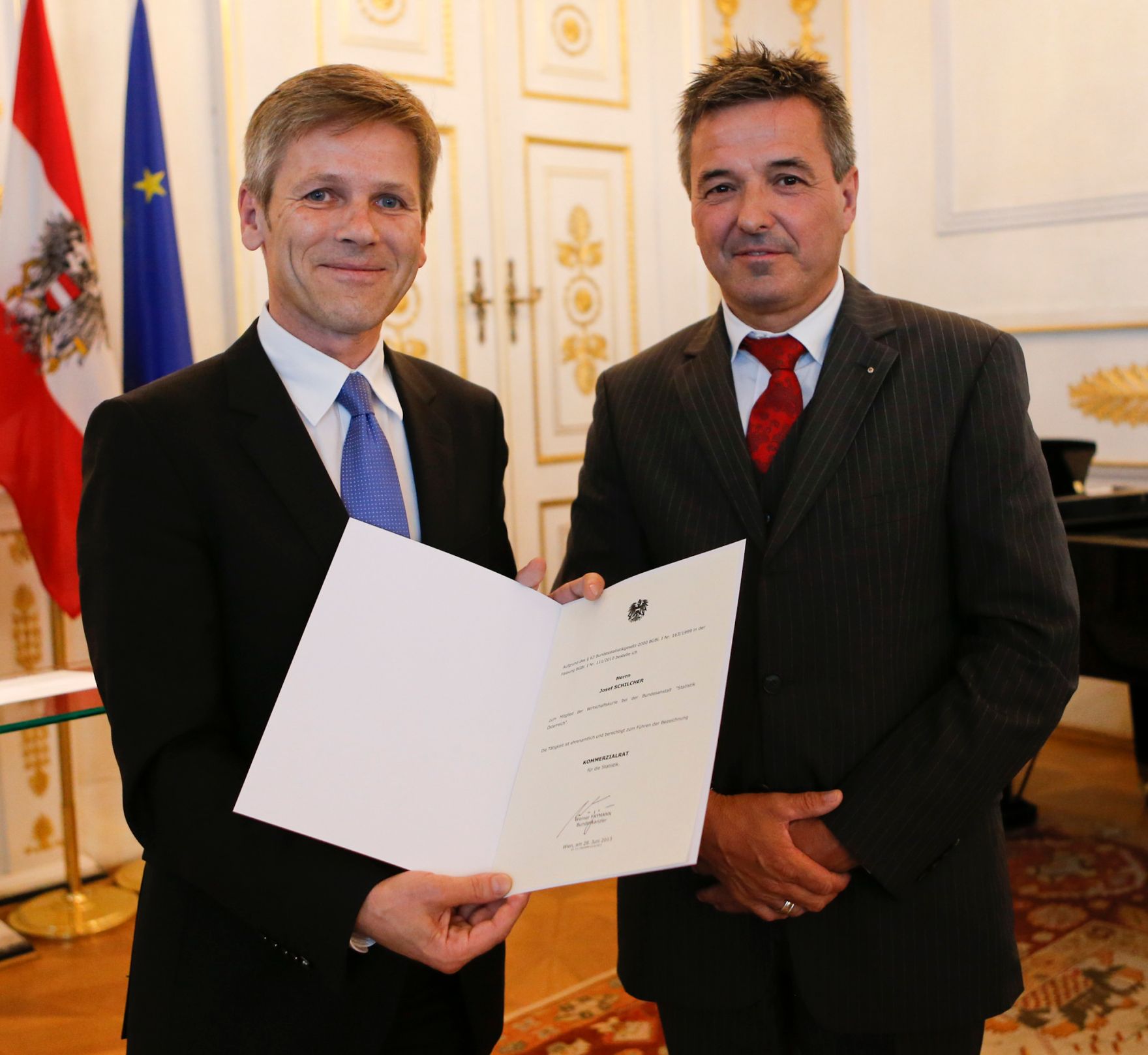Am 28. Juni 2013 bestellte der Bundeskanzler Vertreterinnen und Vertreter der Wirtschaft zu Mitgliedern der bei der Bundesanstalt &quot;Statistik &Ouml;sterreich&quot; eingerichteten Wirtschaftskurie. Damit haben sie das Recht, die Bezeichnung &quot;Kommerzialrat f&uuml;r die Statistik&quot; zu f&uuml;hren. Im Bild Staatssekret&auml;r Josef Ostermayer (l.) bei der Dekret&uuml;berreichung an Josef Schilcher (r.).