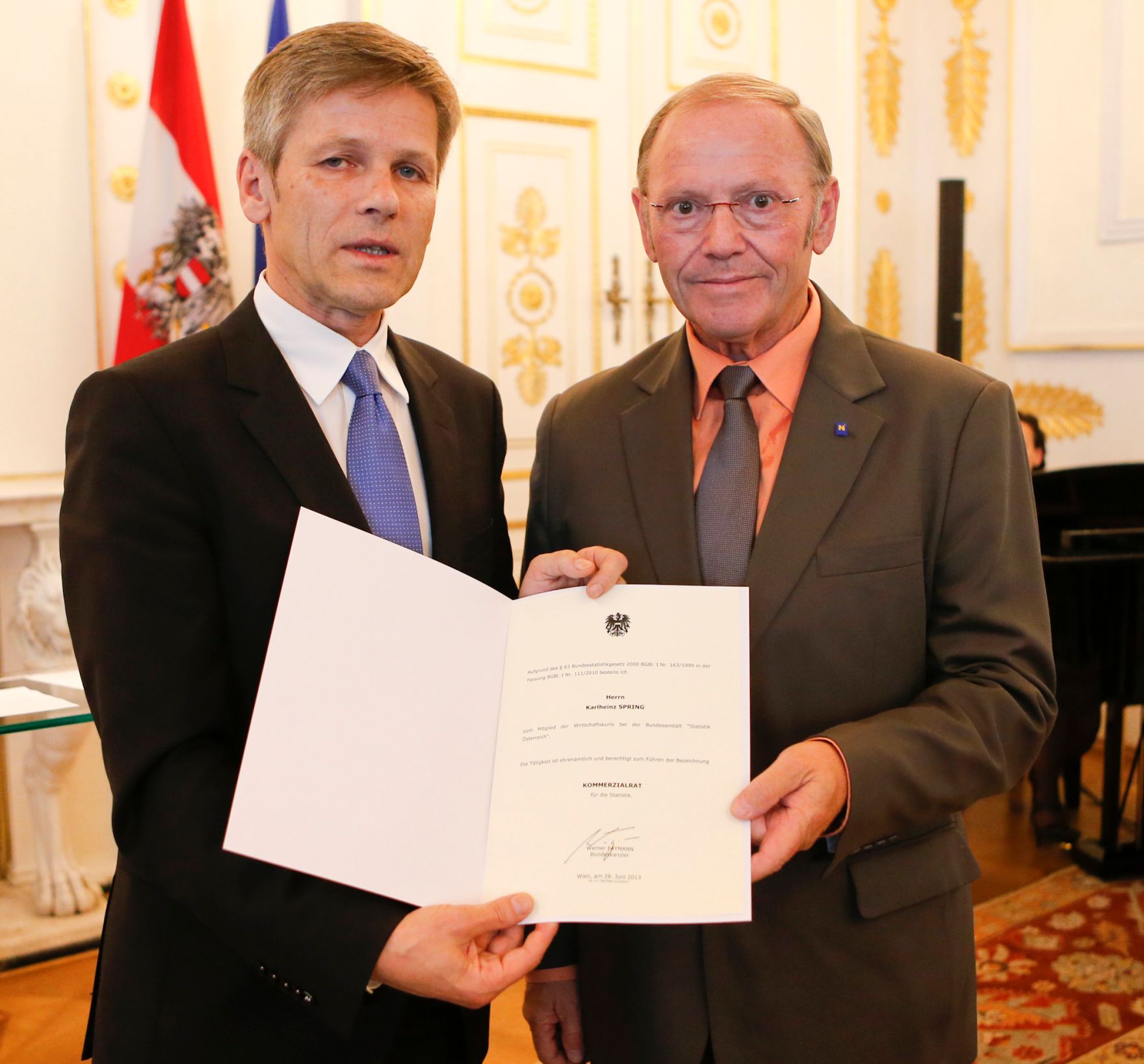 Am 28. Juni 2013 bestellte der Bundeskanzler Vertreterinnen und Vertreter der Wirtschaft zu Mitgliedern der bei der Bundesanstalt &quot;Statistik &Ouml;sterreich&quot; eingerichteten Wirtschaftskurie. Damit haben sie das Recht, die Bezeichnung &quot;Kommerzialrat f&uuml;r die Statistik&quot; zu f&uuml;hren. Im Bild Staatssekret&auml;r Josef Ostermayer (l.) bei der Dekret&uuml;berreichung an Karlheinz Spring (r.).