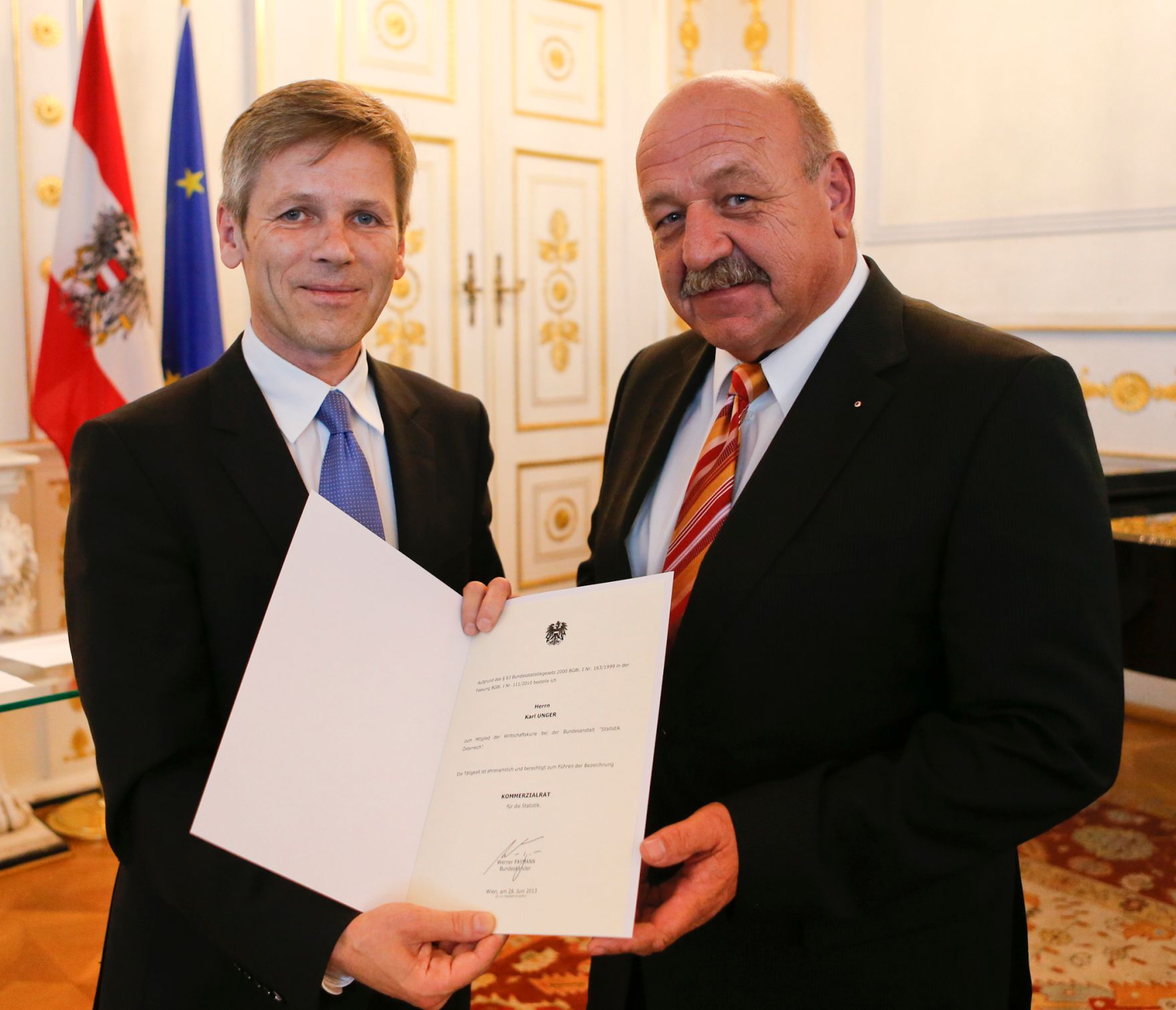 Am 28. Juni 2013 bestellte der Bundeskanzler Vertreterinnen und Vertreter der Wirtschaft zu Mitgliedern der bei der Bundesanstalt &quot;Statistik &Ouml;sterreich&quot; eingerichteten Wirtschaftskurie. Damit haben sie das Recht, die Bezeichnung &quot;Kommerzialrat f&uuml;r die Statistik&quot; zu f&uuml;hren. Im Bild Staatssekret&auml;r Josef Ostermayer (l.) bei der Dekret&uuml;berreichung an Karl Unger (r.).